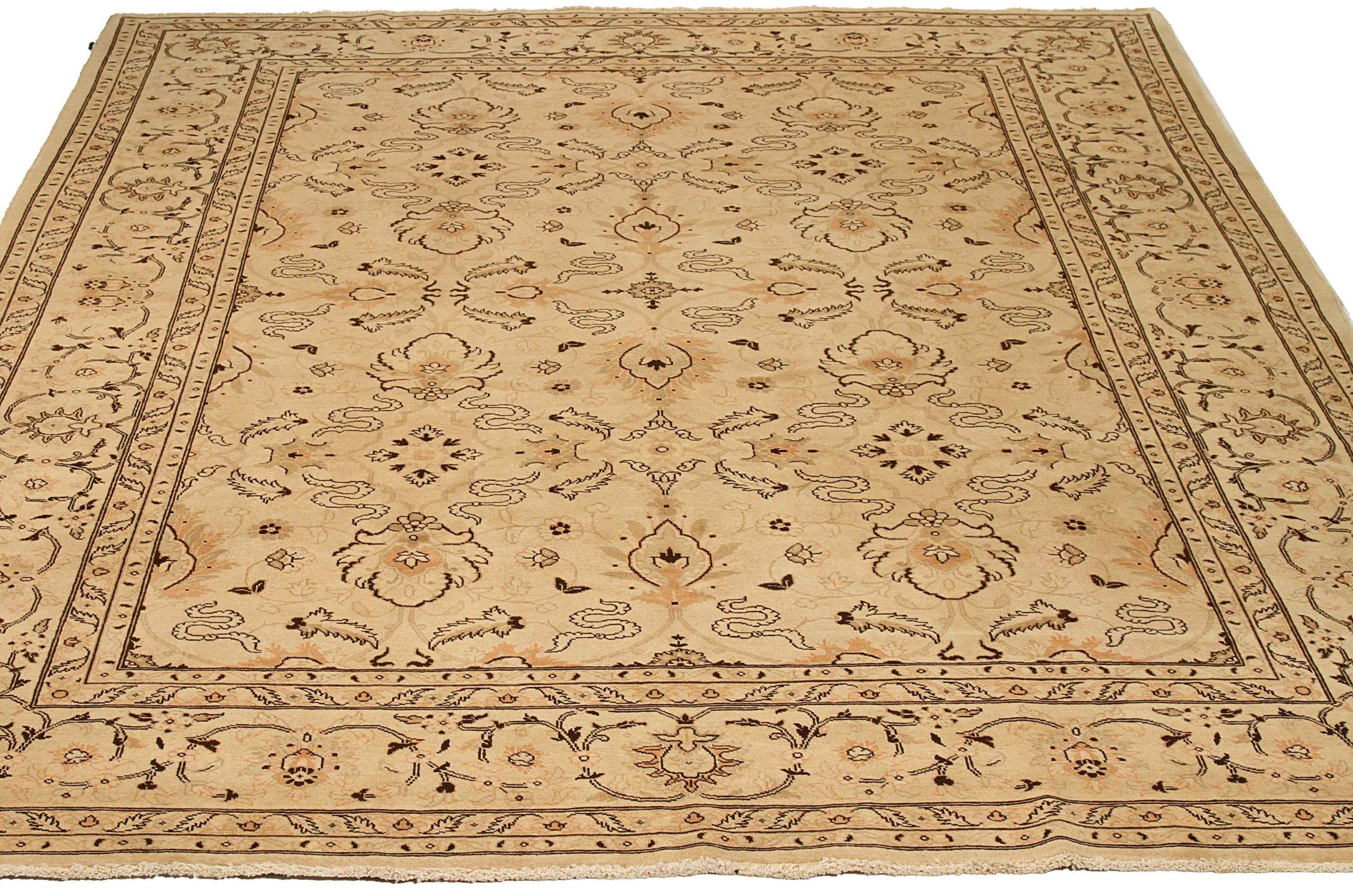 Scopri l'eleganza del Tabriz persiano con i tappeti d'area CIRCA del 1990. Progettato con una meticolosa attenzione ai dettagli, questo design esclusivo è perfetto per valorizzare il tuo spazio.