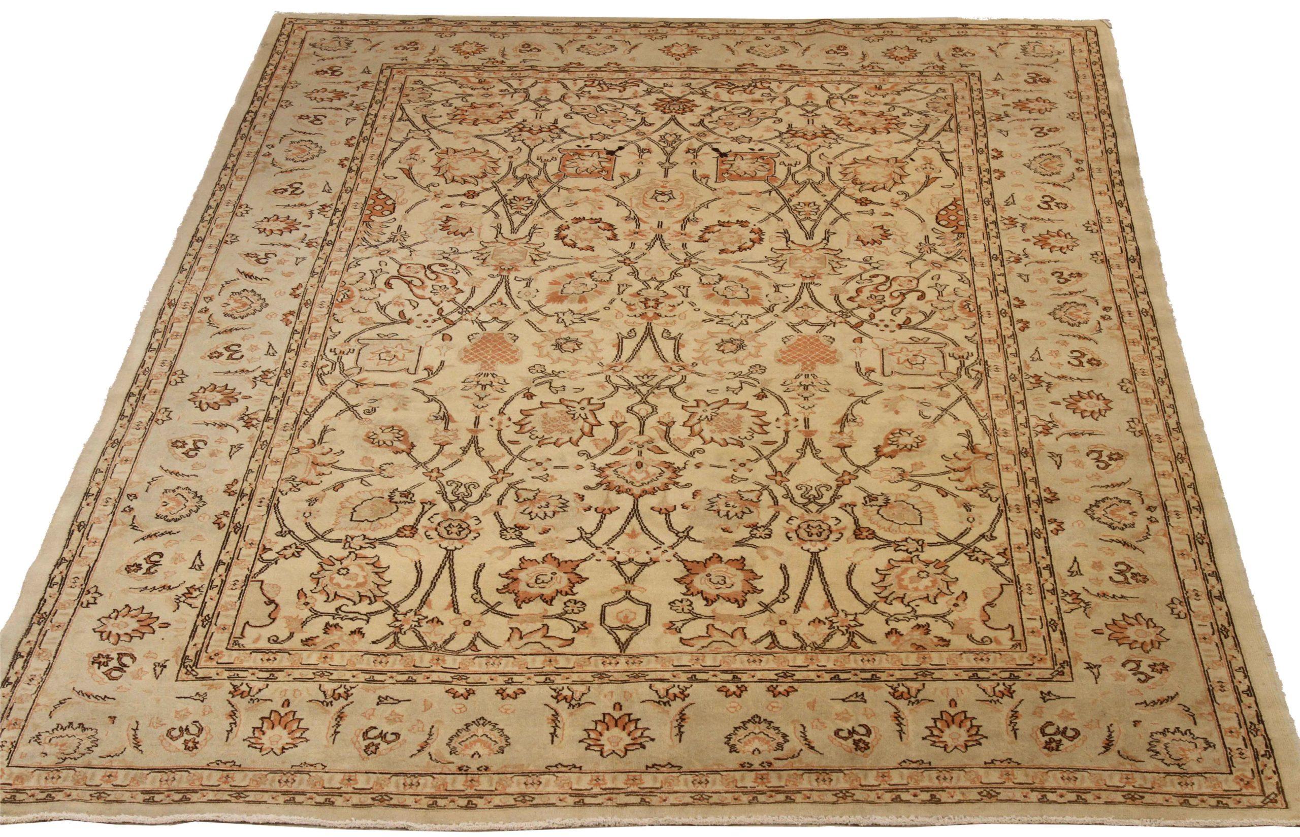 Scopri l'eleganza del Tabriz persiano con i tappeti d'area CIRCA del 1990. Progettato con una meticolosa attenzione ai dettagli, questo design esclusivo è perfetto per valorizzare il tuo spazio.