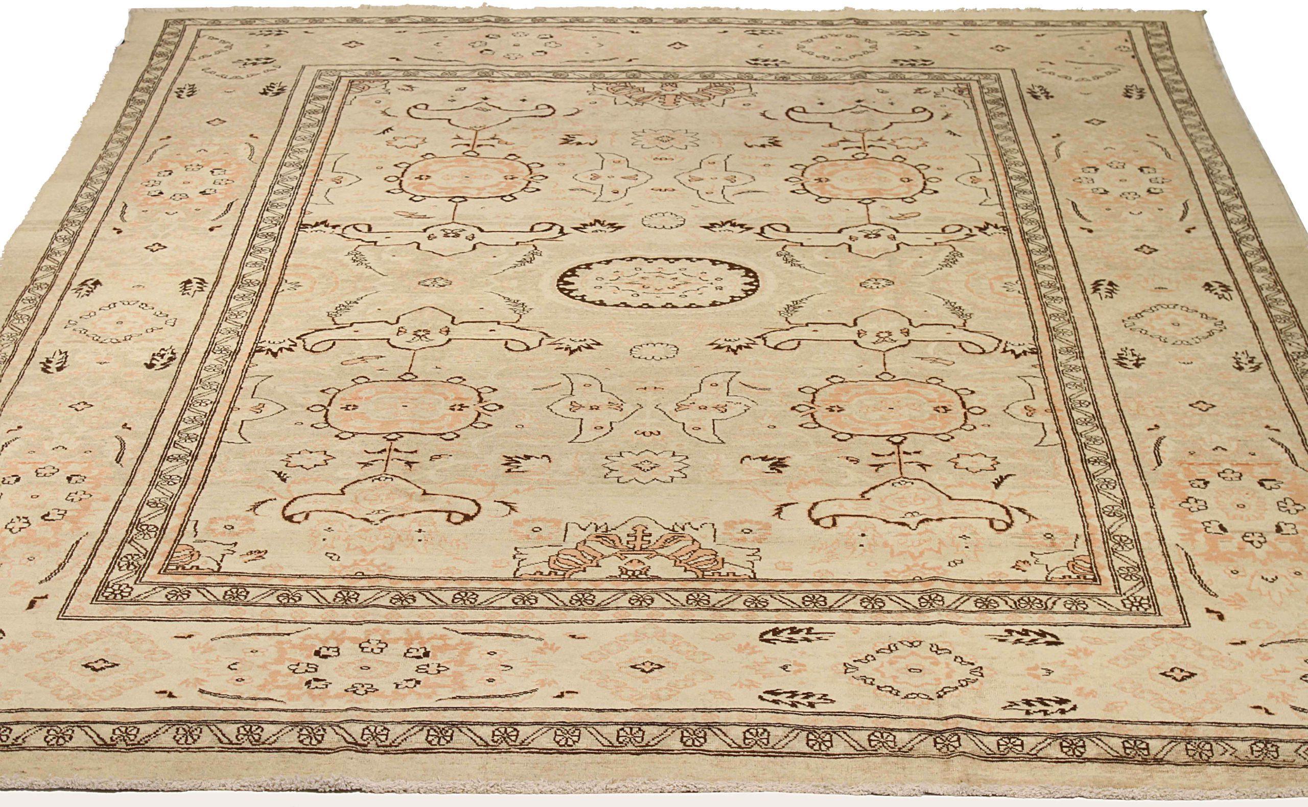 Scopri l'eleganza del Tabriz persiano con i tappeti d'area CIRCA del 1990. Progettato con una meticolosa attenzione ai dettagli, questo design esclusivo è perfetto per valorizzare il tuo spazio.
