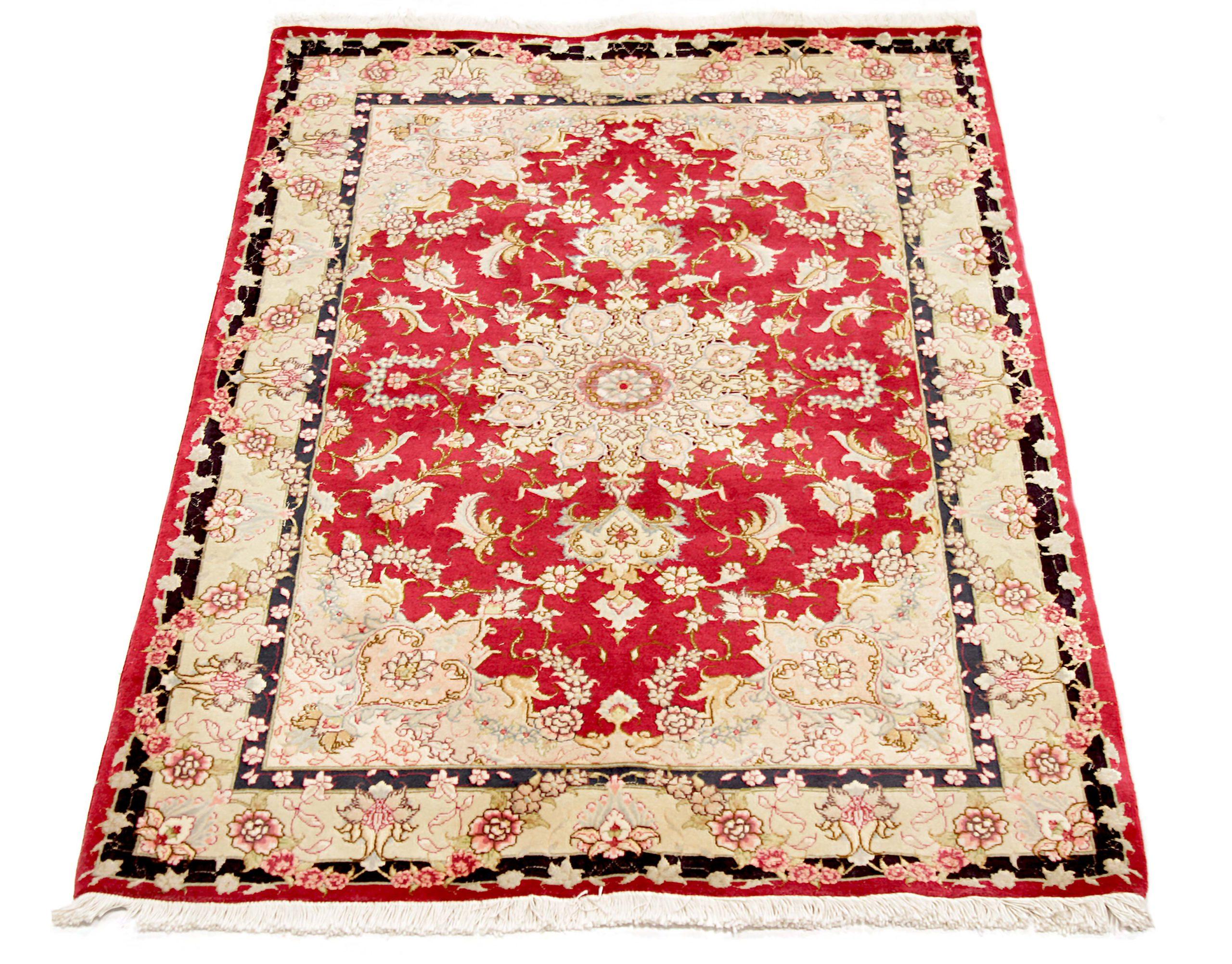 Entdecken Sie die Eleganz des persischen Täbris mit Teppichen um 1990. Dieses exklusive Design, das mit viel Liebe zum Detail entworfen wurde, ist perfekt, um Ihren Raum zu verschönern.