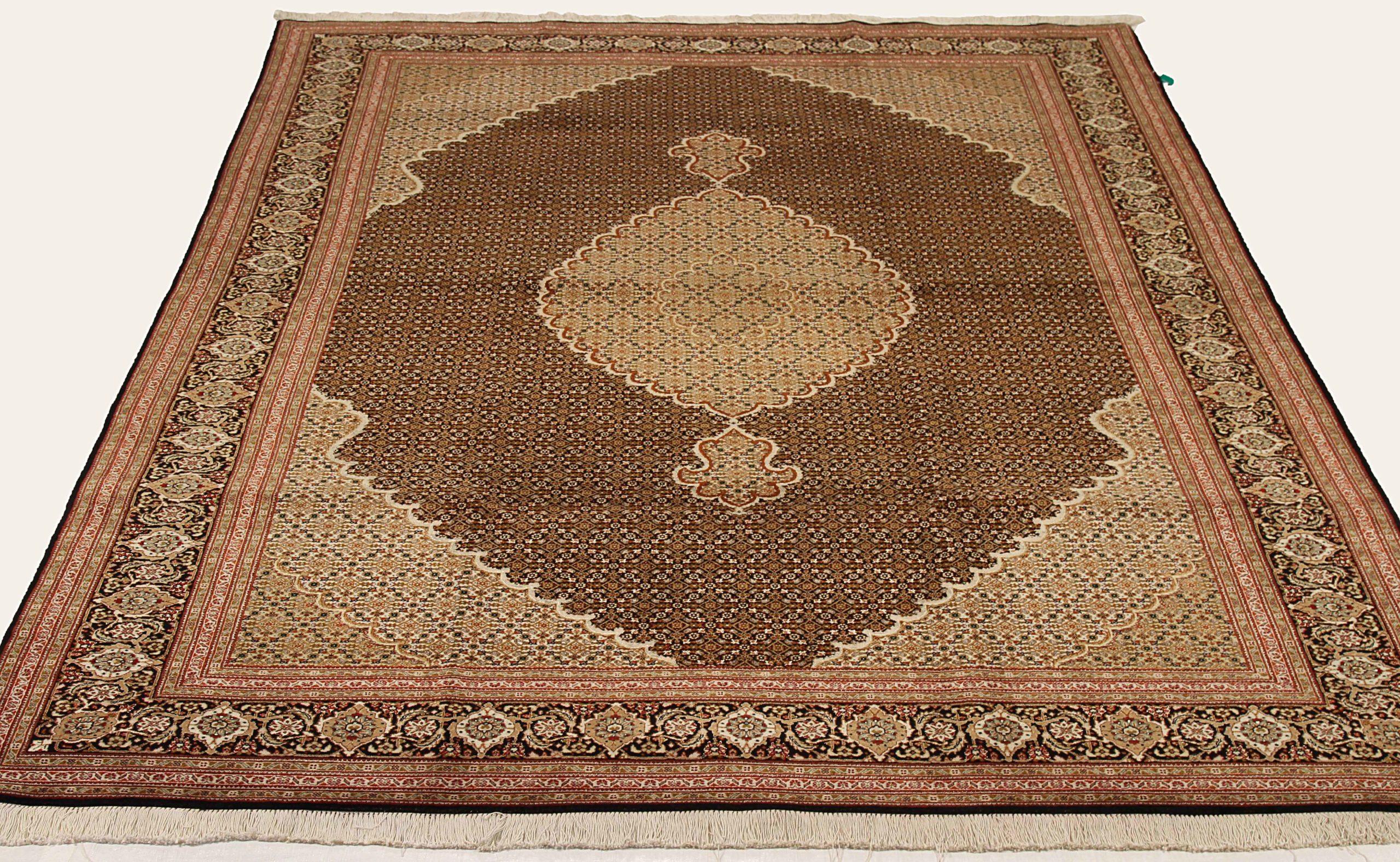 Scopri l'eleganza del Tabriz persiano con i tappeti d'area CIRCA del 1990. Progettato con una meticolosa attenzione ai dettagli, questo design esclusivo è perfetto per valorizzare il tuo spazio.
