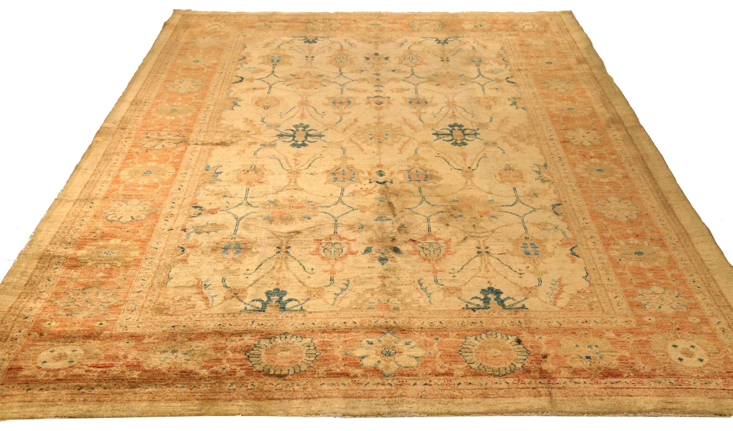 Scopri l'eleganza del Tabriz persiano con i tappeti d'area CIRCA del 1990. Progettato con una meticolosa attenzione ai dettagli, questo design esclusivo è perfetto per valorizzare il tuo spazio.