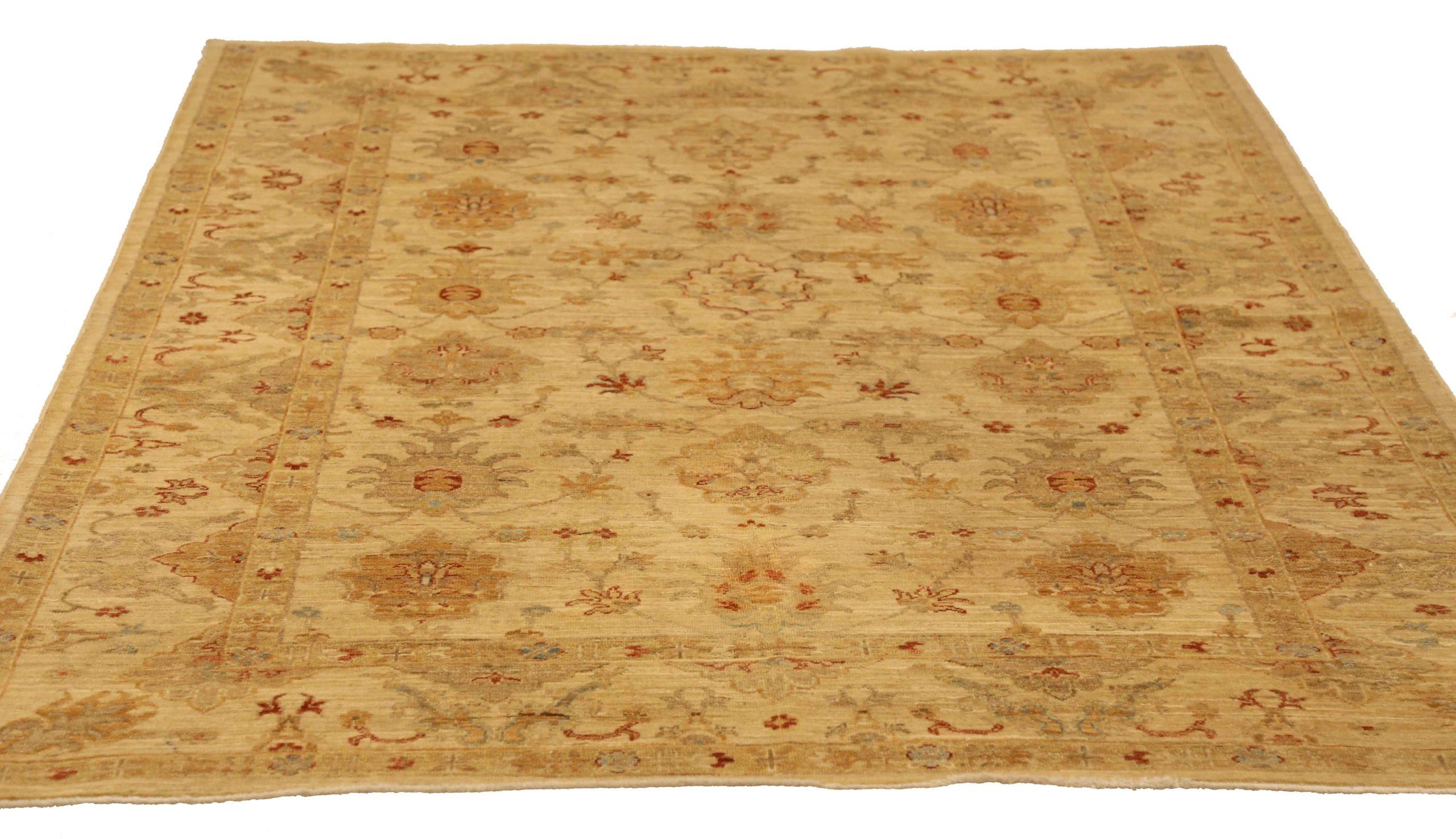 Scopri l'eleganza del Tabriz persiano con i tappeti d'area CIRCA del 1990. Progettato con una meticolosa attenzione ai dettagli, questo design esclusivo è perfetto per valorizzare il tuo spazio.