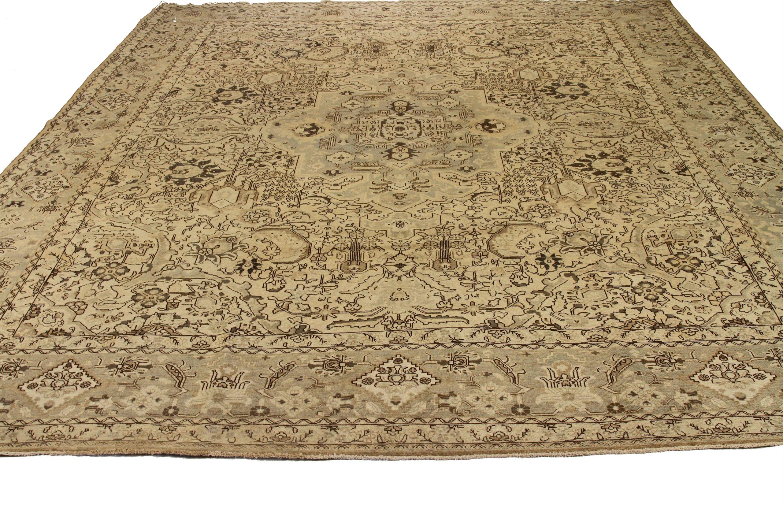 Scopri l'eleganza dei tappeti persiani Tabriz. Progettato con una meticolosa attenzione ai dettagli, questo design esclusivo è perfetto per valorizzare il tuo spazio.