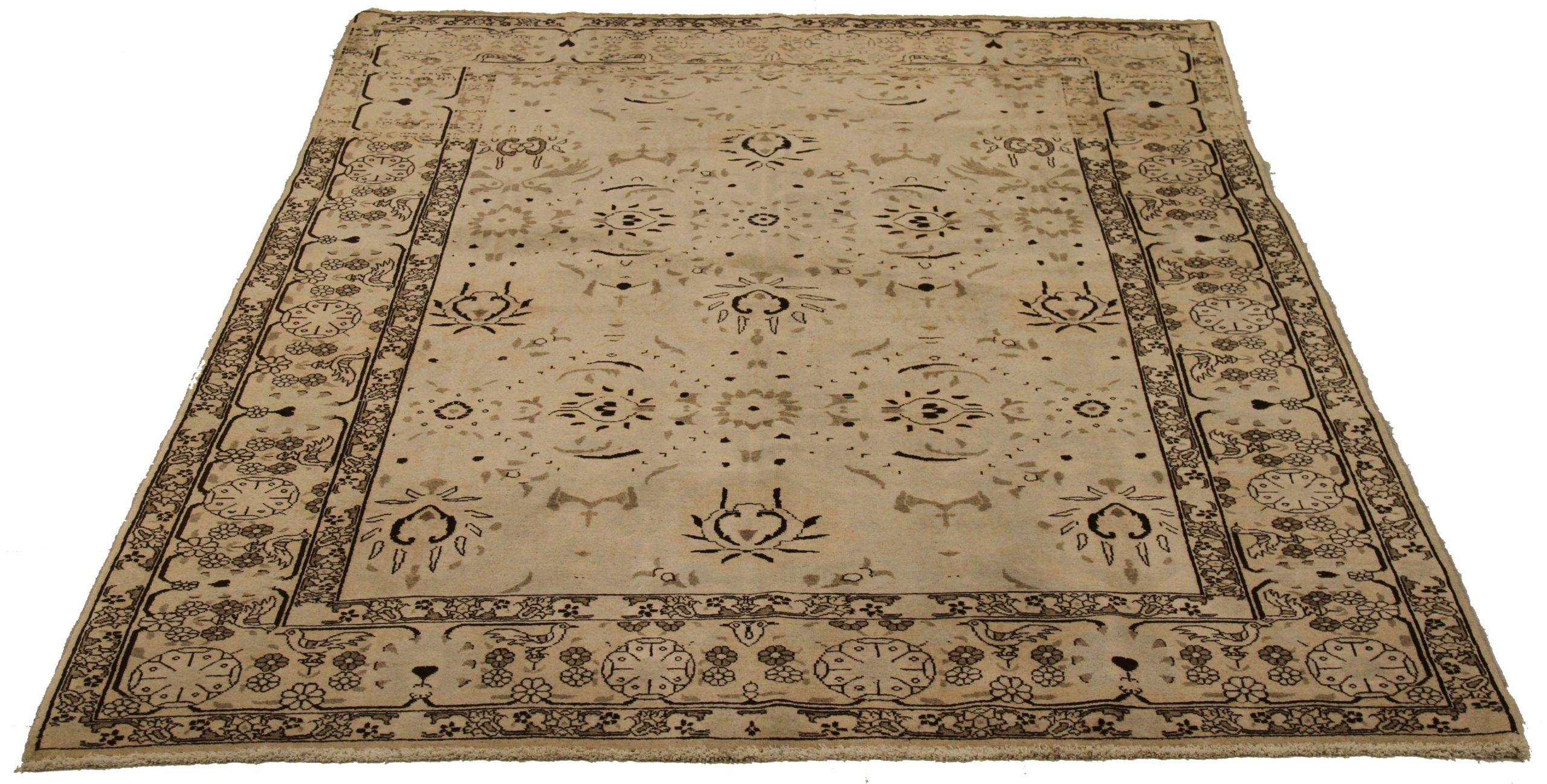 Entdecken Sie die Eleganz der persischen Tabriz Teppiche mit Area Rugs. Dieses exklusive Design, das mit viel Liebe zum Detail entworfen wurde, ist perfekt, um Ihren Raum zu verschönern.