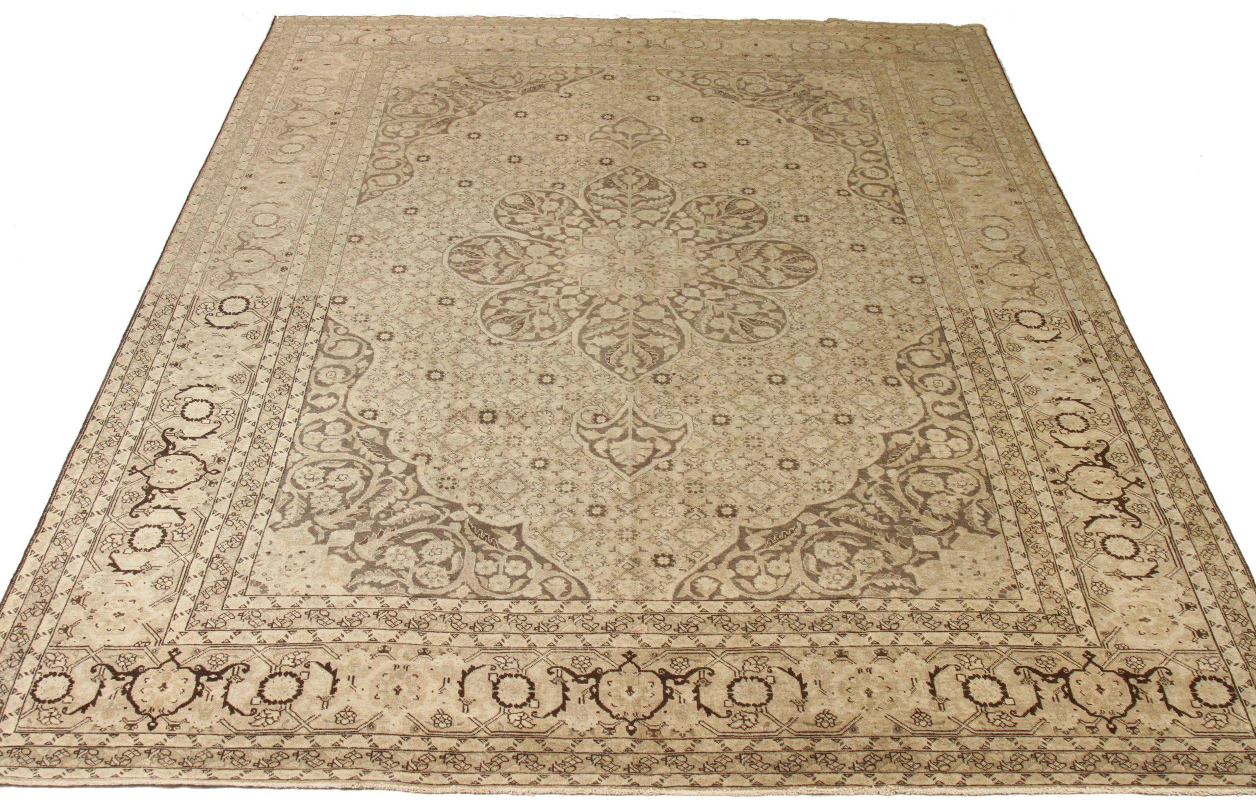 Scopri l'eleganza dei tappeti persiani Tabriz. Progettato con una meticolosa attenzione ai dettagli, questo design esclusivo è perfetto per valorizzare il tuo spazio.