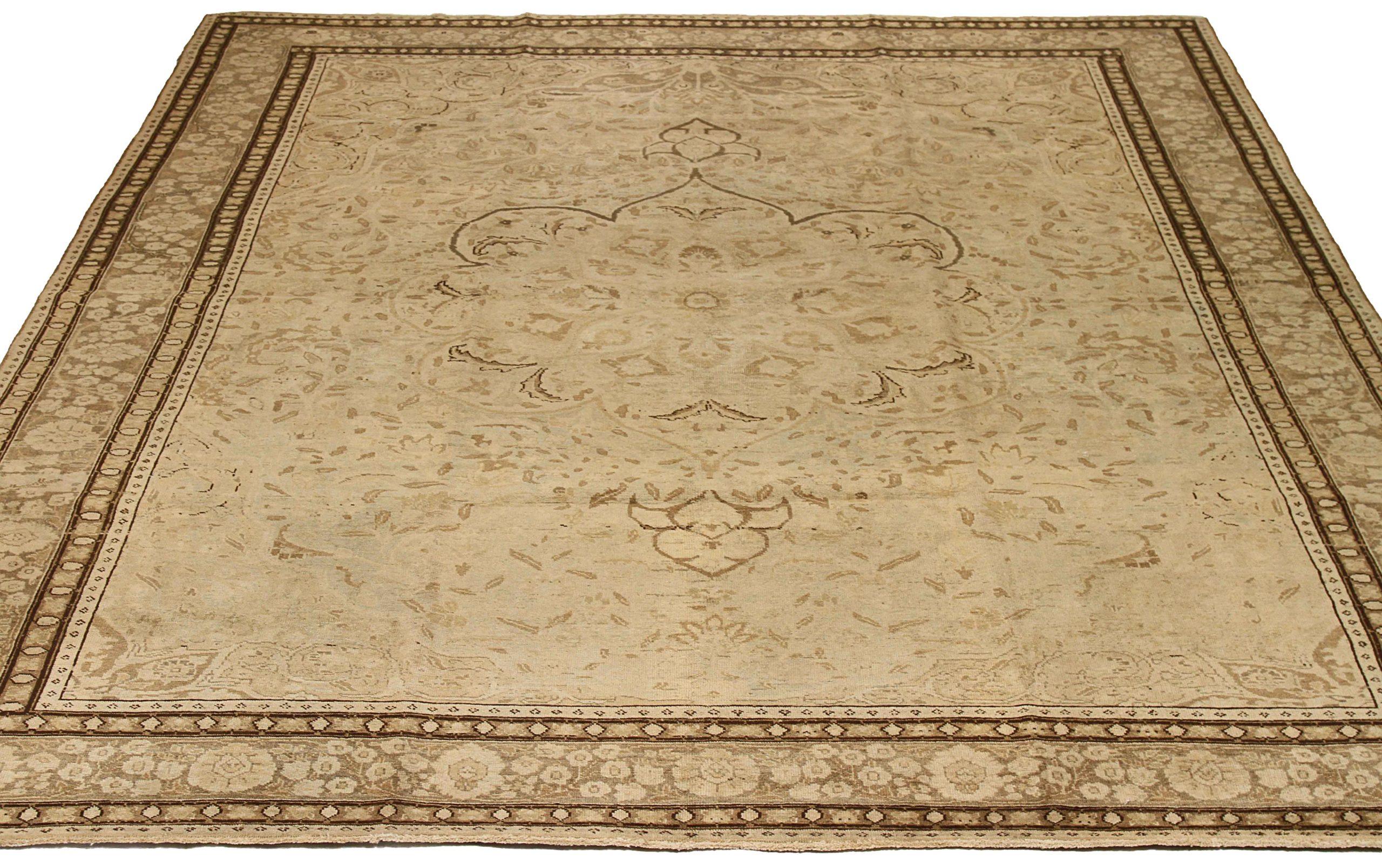Découvrez l'élégance des tapis persans Tabriz. Conçu avec une attention méticuleuse aux détails, ce design exclusif est parfait pour mettre en valeur votre espace.