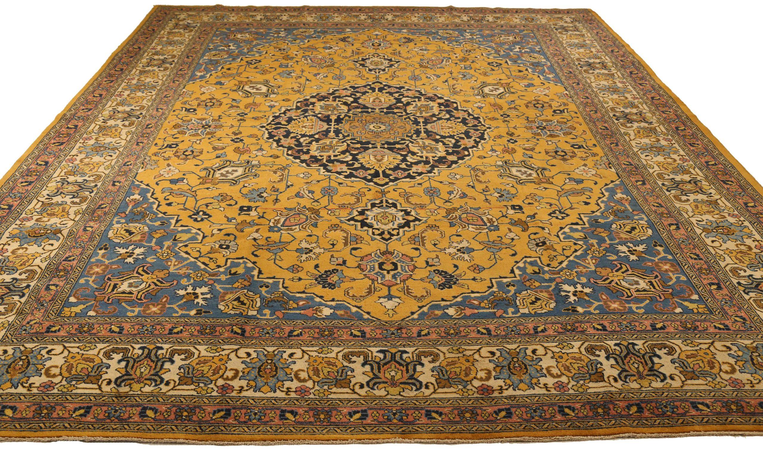 Scopri l'eleganza dei tappeti persiani Tabriz. Progettato con una meticolosa attenzione ai dettagli, questo design esclusivo è perfetto per valorizzare il tuo spazio.