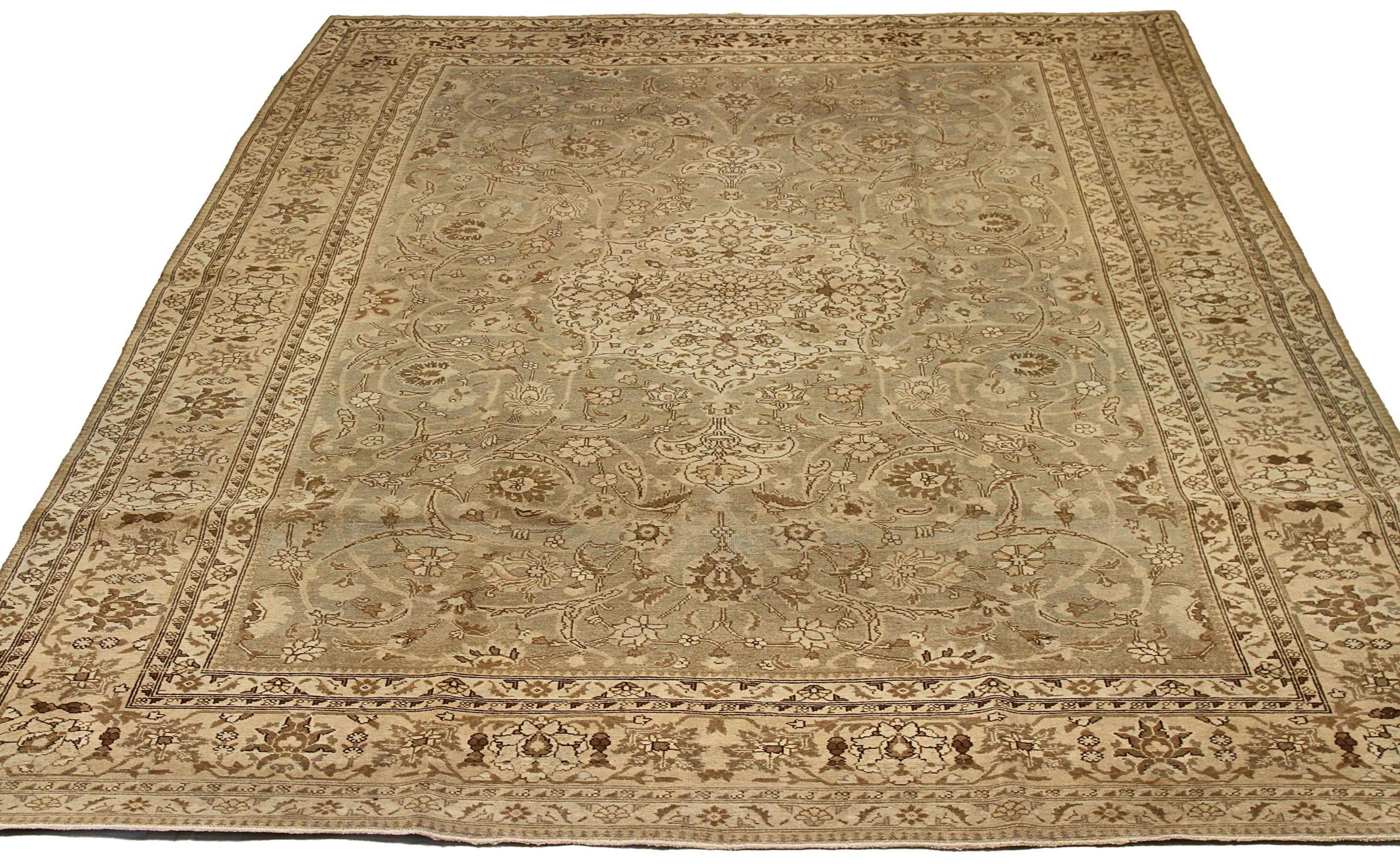 Découvrez l'élégance des tapis persans Tabriz. Conçu avec une attention méticuleuse aux détails, ce design exclusif est parfait pour mettre en valeur votre espace.
