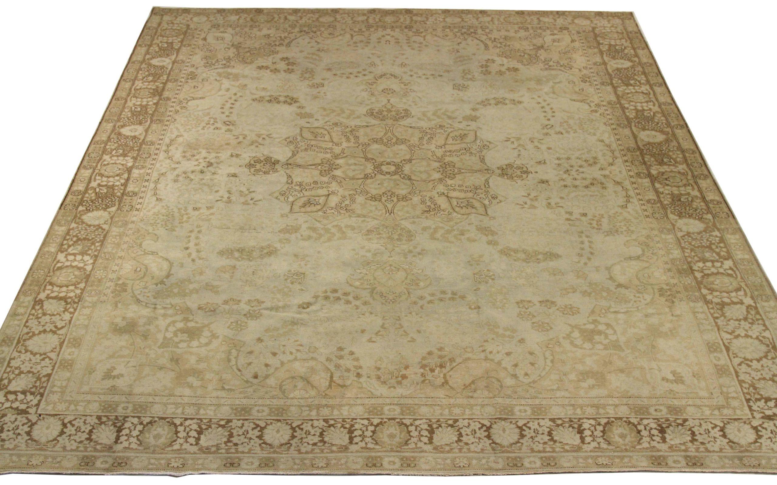 Scopri l'eleganza dei tappeti persiani Tabriz. Progettato con una meticolosa attenzione ai dettagli, questo design esclusivo è perfetto per valorizzare il tuo spazio.