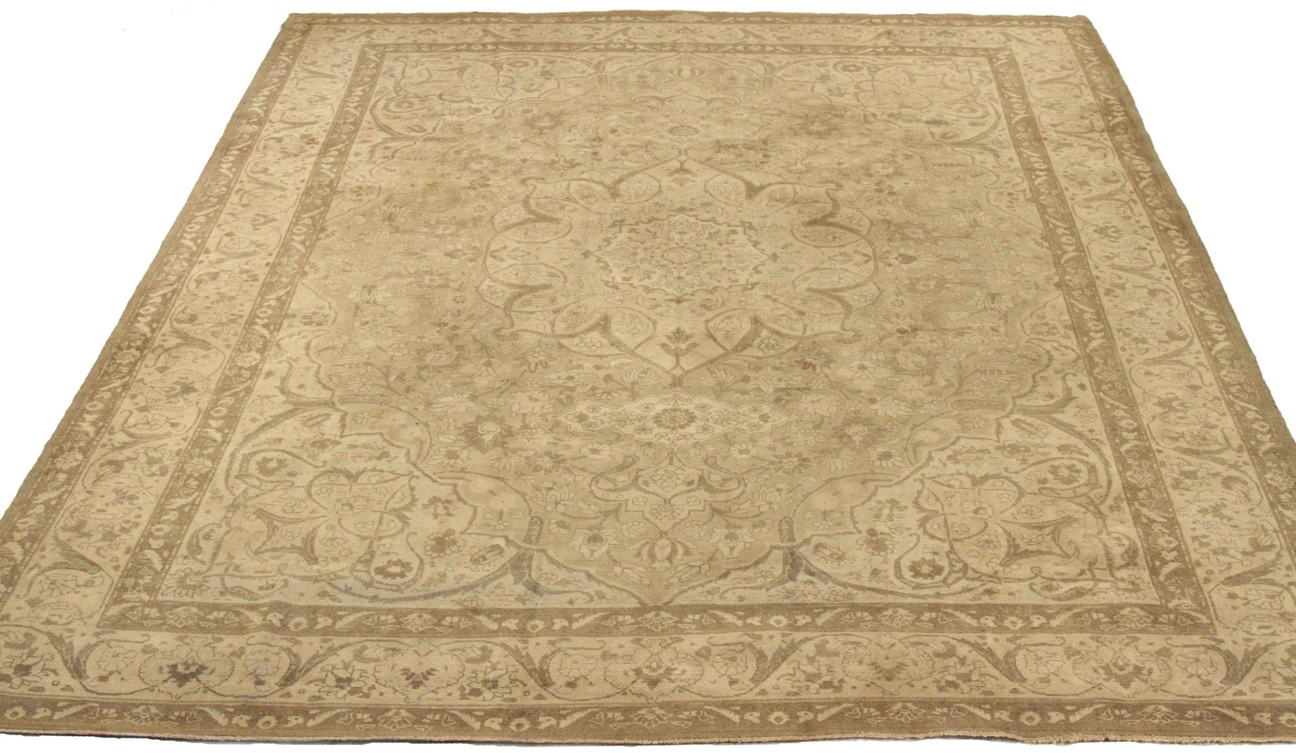 Scopri l'eleganza dei tappeti persiani Tabriz. Progettato con una meticolosa attenzione ai dettagli, questo design esclusivo è perfetto per valorizzare il tuo spazio.