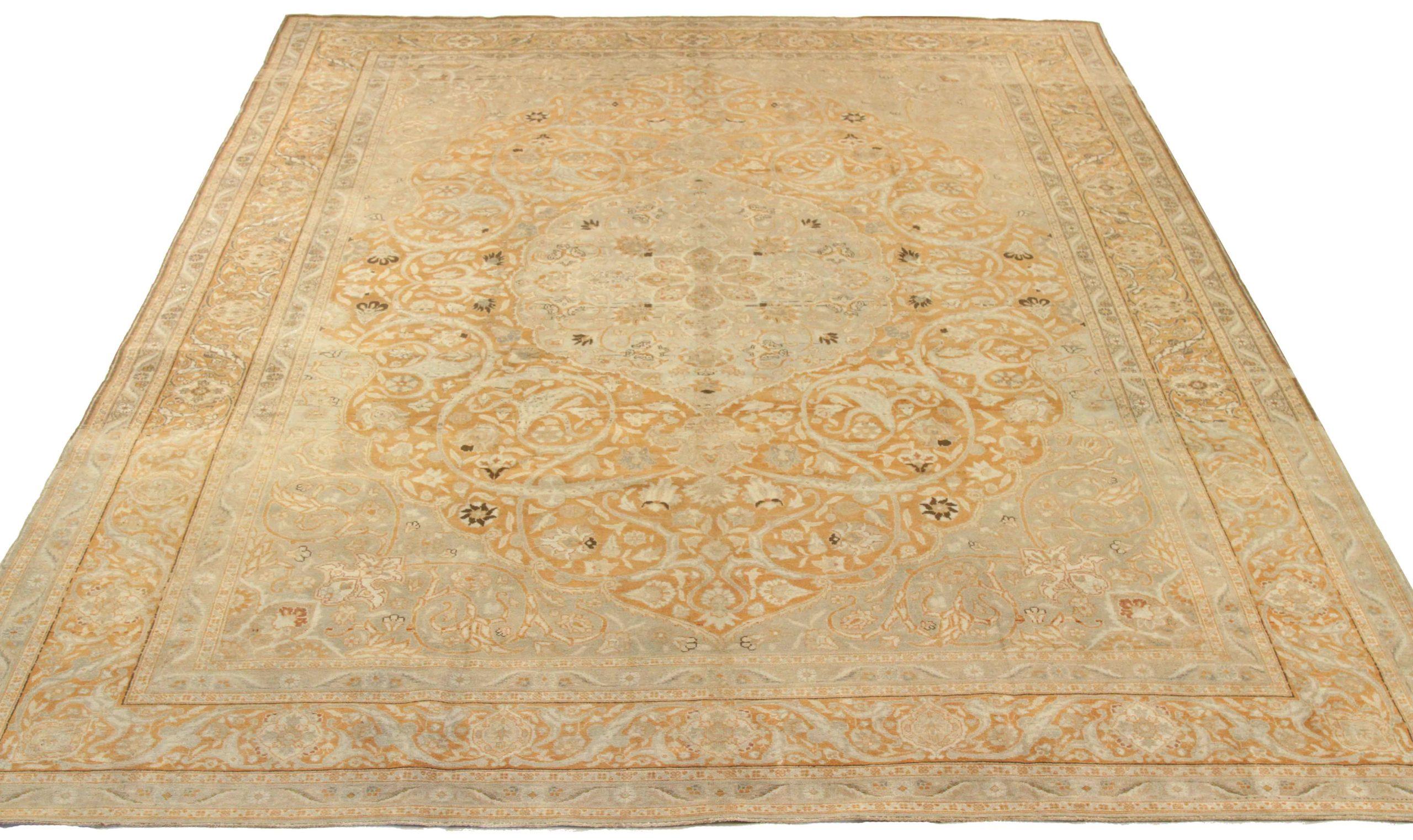 Scopri l'eleganza dei tappeti persiani Tabriz. Progettato con una meticolosa attenzione ai dettagli, questo design esclusivo è perfetto per valorizzare il tuo spazio.