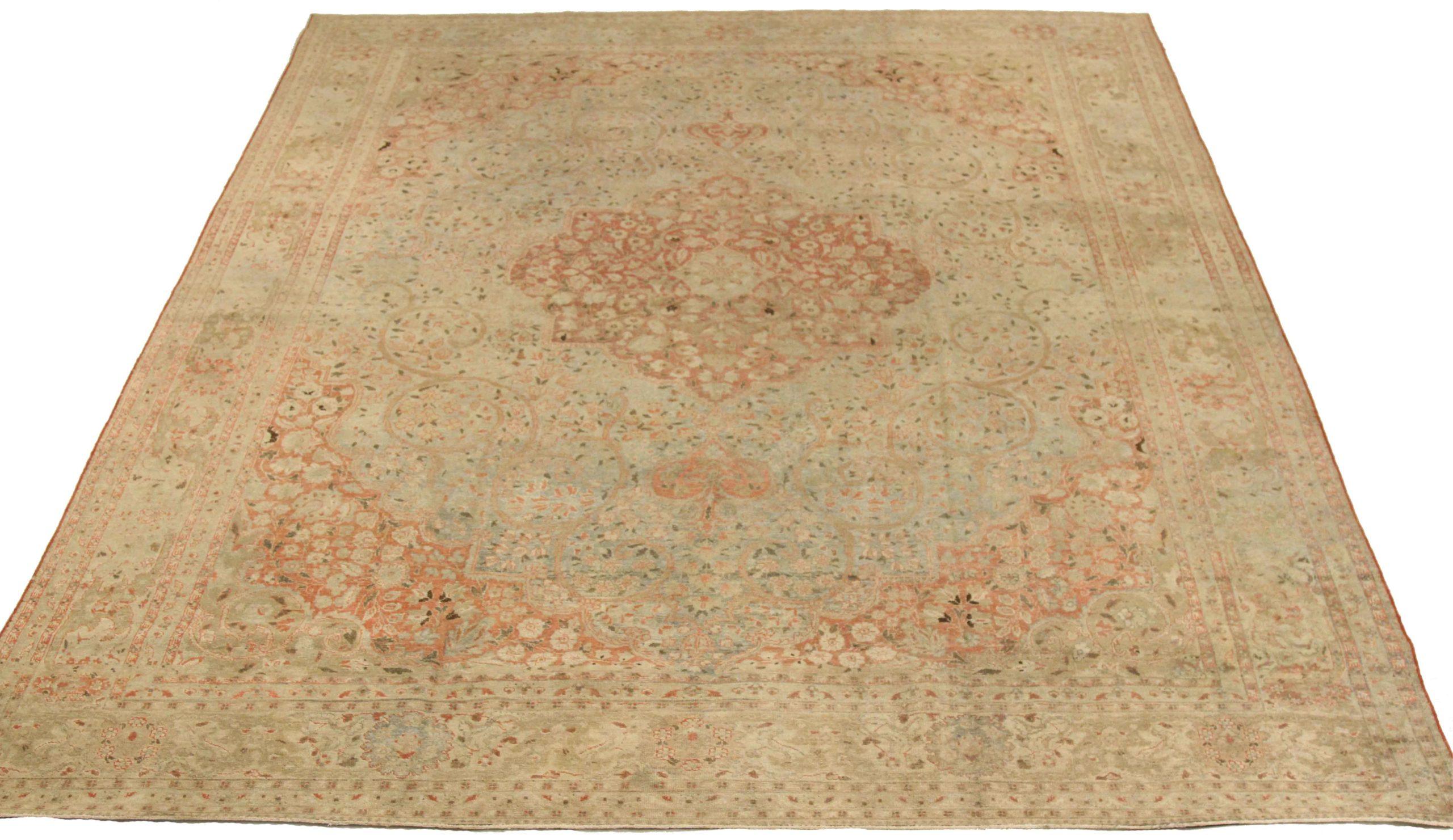 Scopri l'eleganza dei tappeti persiani Tabriz. Progettato con una meticolosa attenzione ai dettagli, questo design esclusivo è perfetto per valorizzare il tuo spazio.