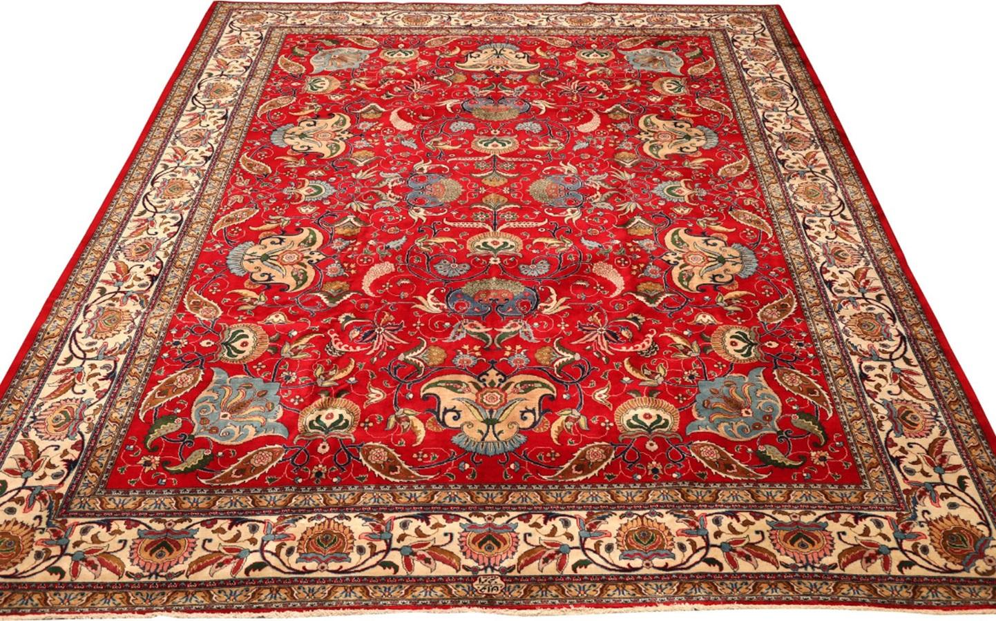 Scopri l'eleganza dei tappeti persiani Tabriz. Progettato con una meticolosa attenzione ai dettagli, questo design esclusivo è perfetto per valorizzare il tuo spazio.