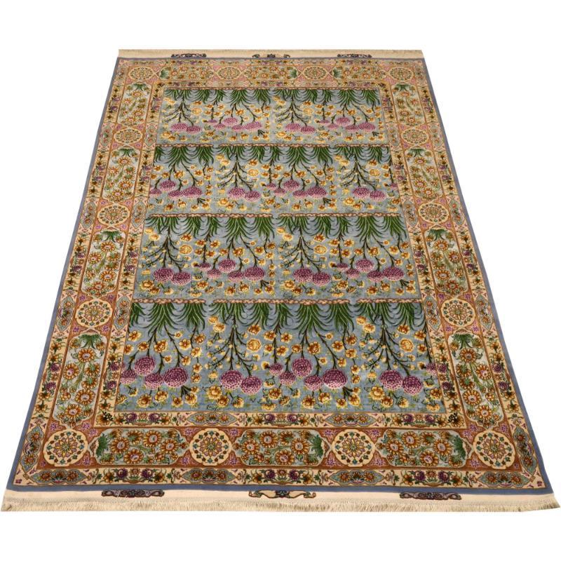 Scopri l'eleganza del Tabriz persiano con i tappeti d'area CIRCA del 1990. Progettato con lana, seta e blu-verde-avorio-purpel, questo design esclusivo è perfetto per valorizzare il tuo spazio.