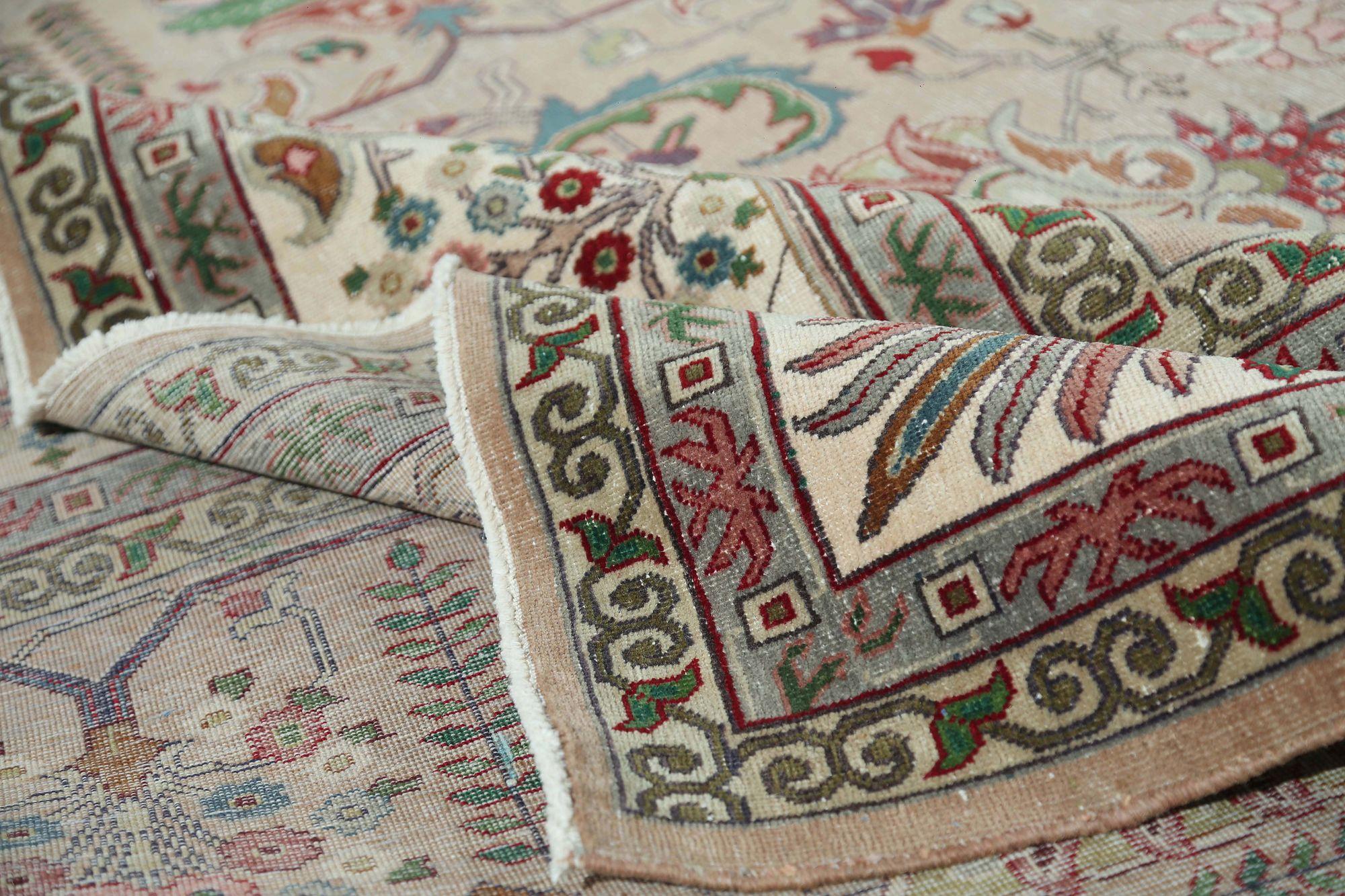 Scopri l'eleganza del Tabriz persiano con i tappeti d'area CIRCA del 1940. Progettato con lana, seta e avorio, questo design esclusivo è perfetto per valorizzare il tuo spazio.