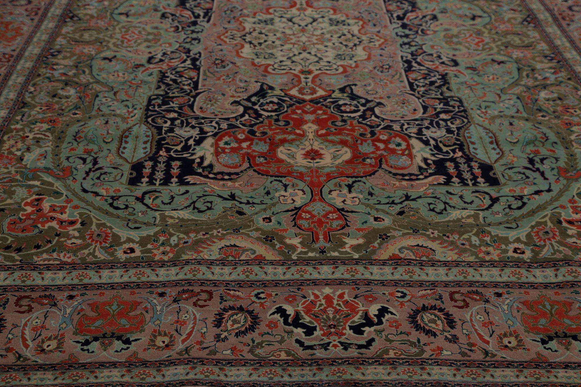 Scopri l'eleganza del Tabriz persiano con i tappeti d'area CIRCA del 1940. Progettato con lana e nero-blu-marrone-avorio-rosa, questo design esclusivo è perfetto per valorizzare il tuo spazio.