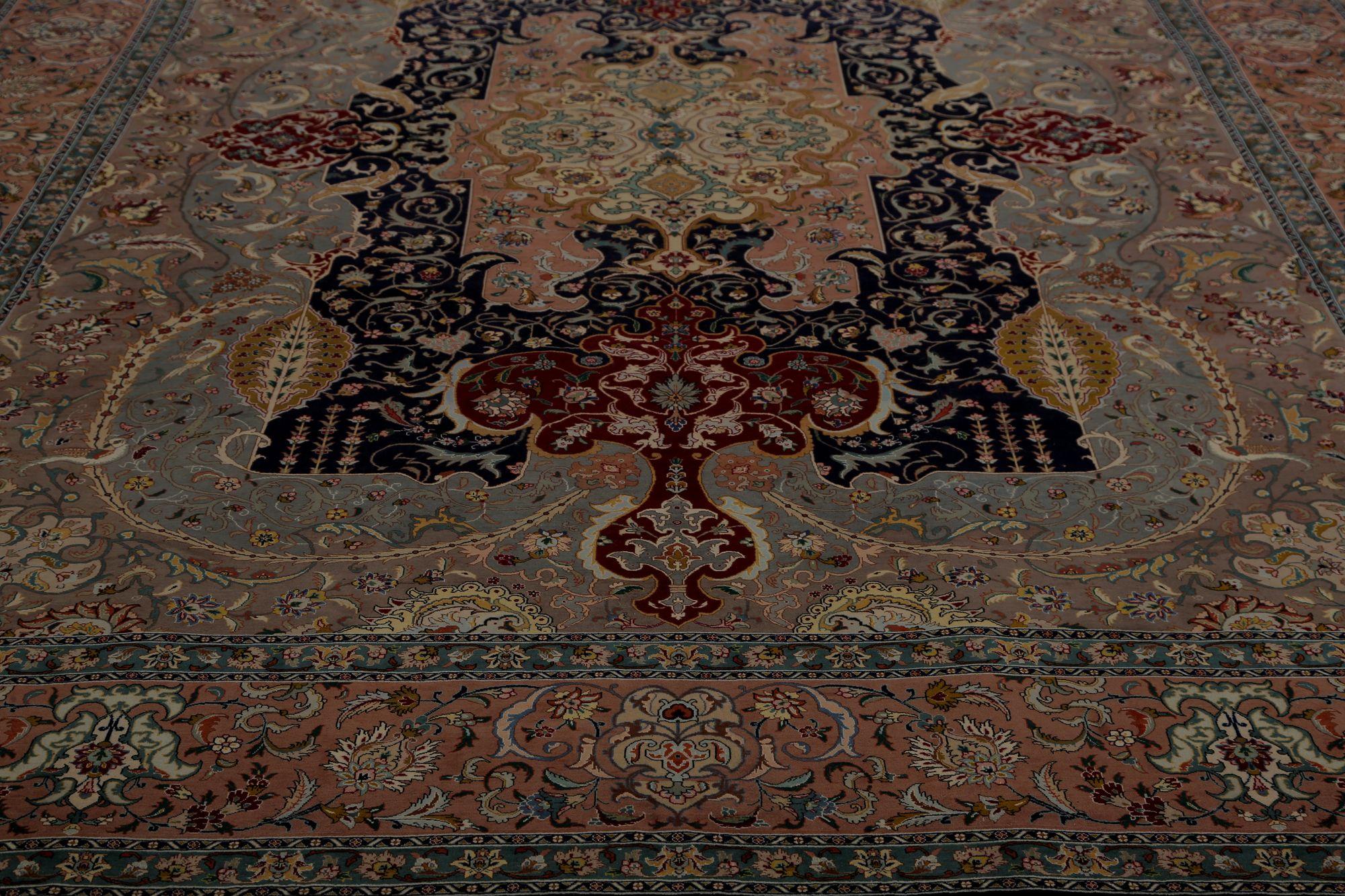 Scopri l'eleganza del Tabriz persiano con i tappeti d'area CIRCA del 1940. Progettato con lana e nero-marrone-avorio-rosa, questo design esclusivo è perfetto per valorizzare il tuo spazio.