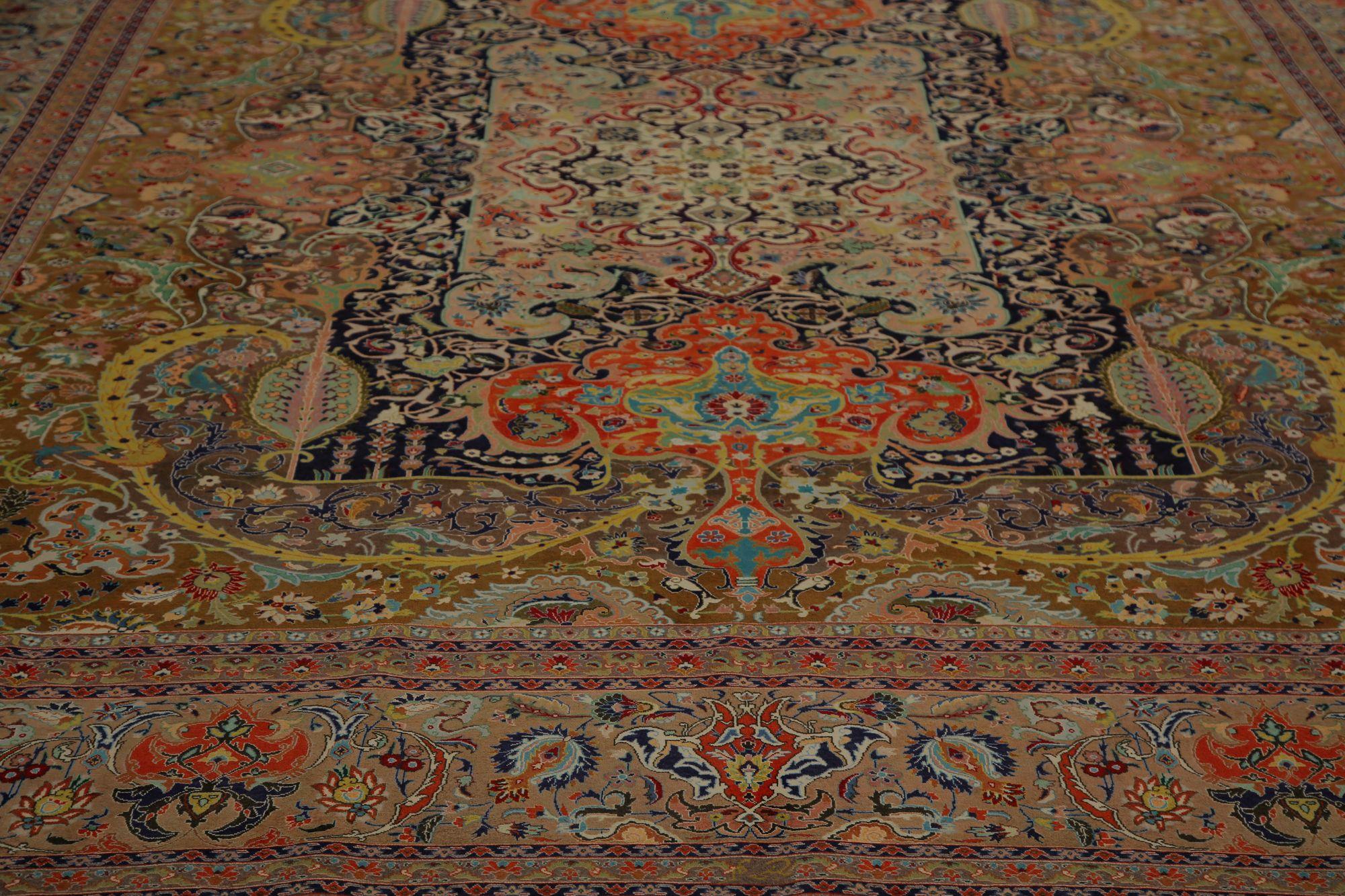 Scopri l'eleganza del Tabriz persiano con i tappeti d'area CIRCA del 1940. Progettato con lana e nero-marrone-avorio-rosso, questo design esclusivo è perfetto per valorizzare il tuo spazio.