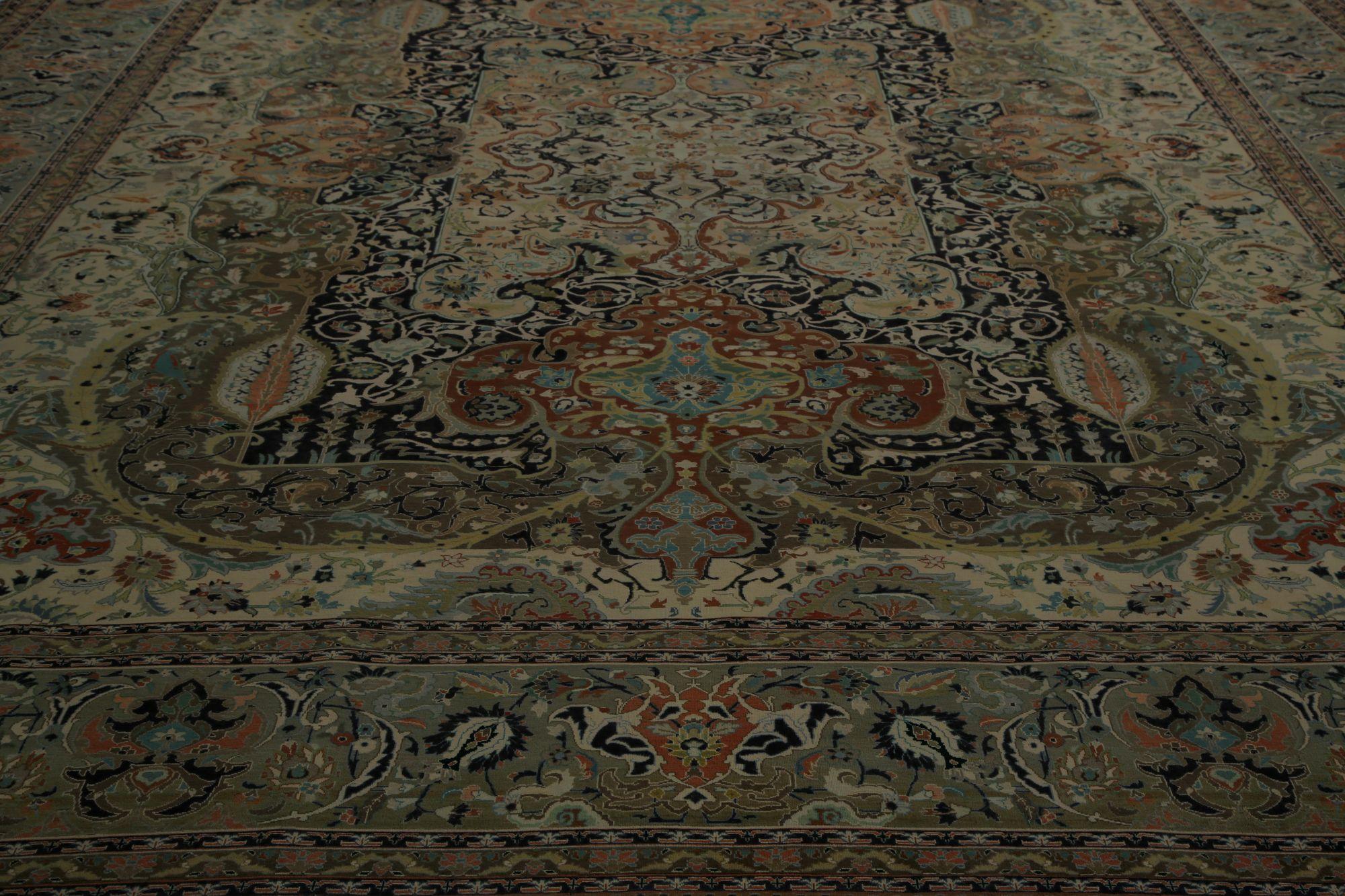 Entdecken Sie die Eleganz des persischen Täbris mit Teppichen um 1910. Dieses exklusive Design aus Wolle und SchwarzGrünElfenbeinRot ist perfekt, um Ihren Raum zu verschönern.