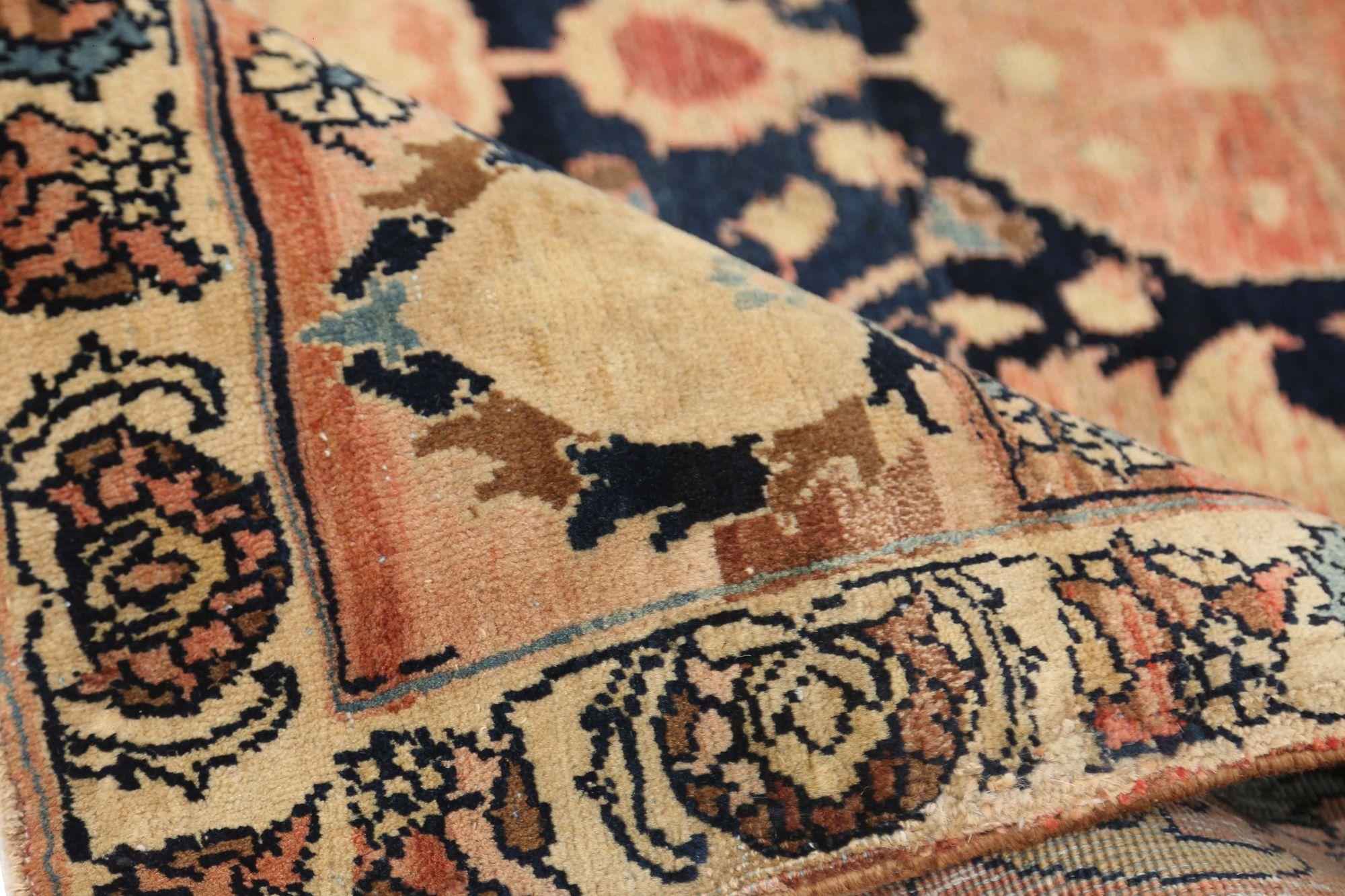 Scopri l'eleganza del Tabriz persiano con i tappeti d'area CIRCA del 1910. Progettato con Lana e Nero-Ivorio-Rosso-Taupe, questo design esclusivo è perfetto per valorizzare il tuo spazio.