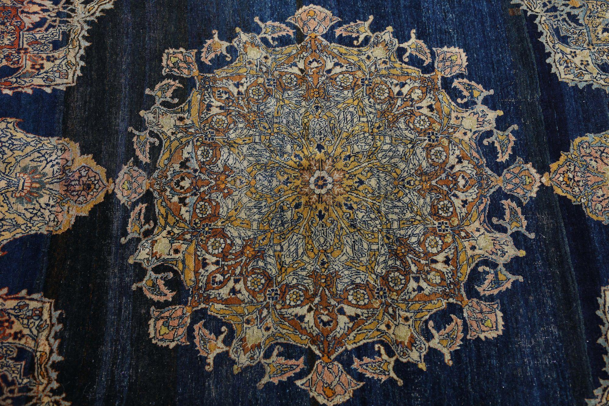 Scopri l'eleganza del Tabriz persiano con i tappeti d'area CIRCA del 1910. Progettato con lana e BlueBrownRed, questo design esclusivo è perfetto per valorizzare il tuo spazio.