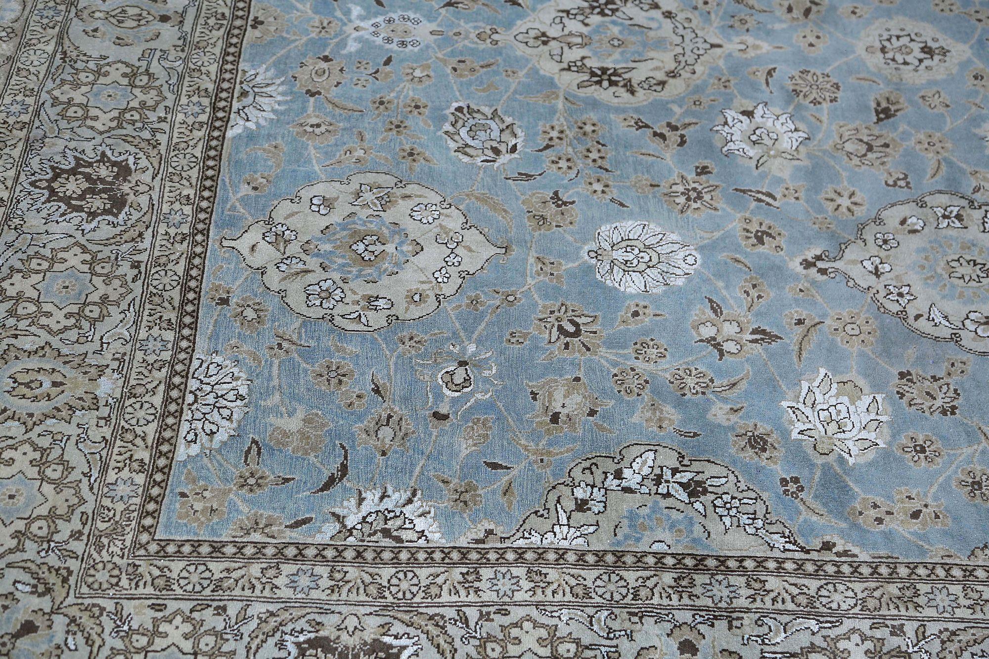 Scopri l'eleganza del Tabriz persiano con i tappeti d'area CIRCA del 1940. Progettato con lana e blu, questo design esclusivo è perfetto per valorizzare il tuo spazio.
