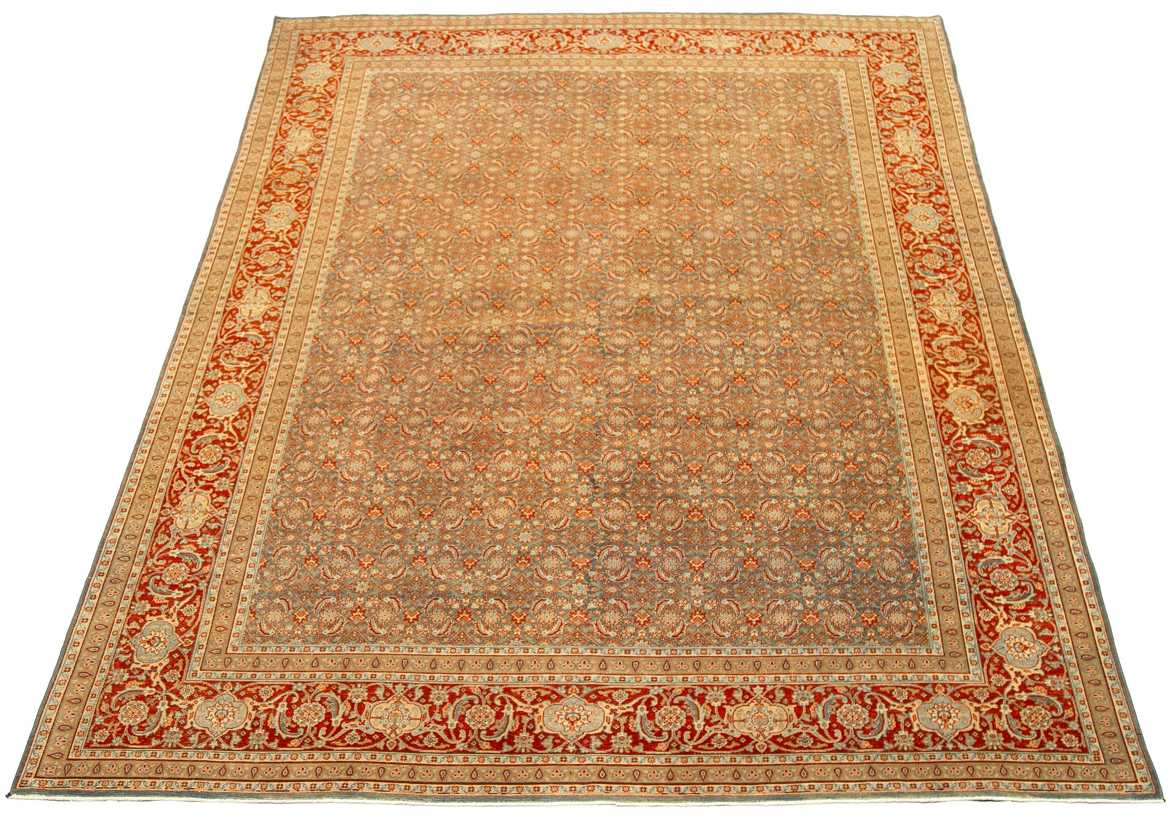 Scopri l'eleganza del Tabriz persiano con i tappeti d'area CIRCA del 1940. Progettato con lana e blu-avorio-rosso, questo design esclusivo è perfetto per valorizzare il tuo spazio.