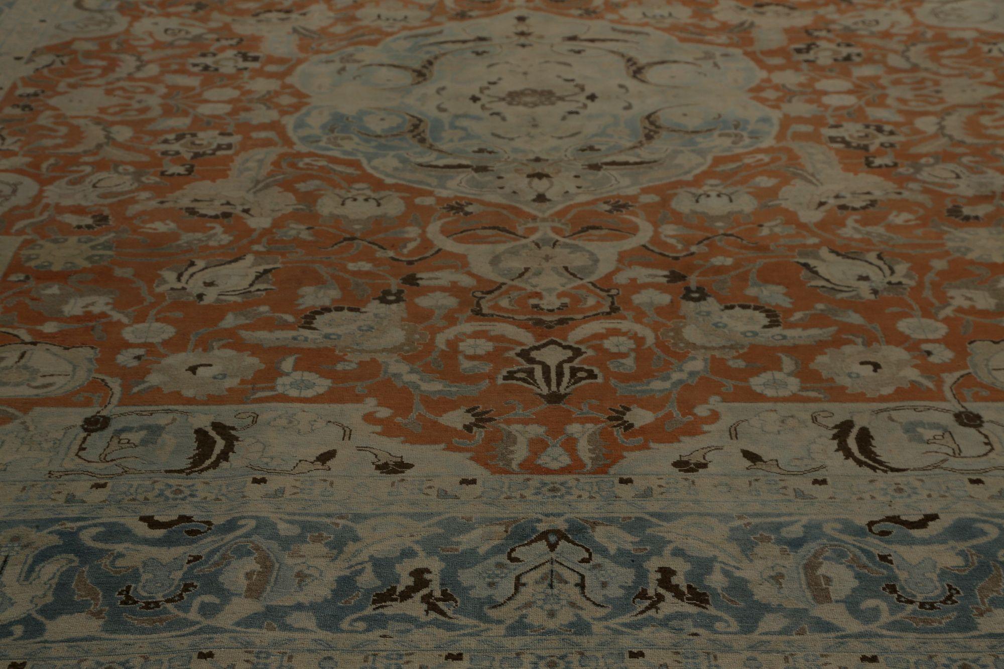 Scopri l'eleganza del Tabriz persiano con i tappeti d'area CIRCA del 1880. Progettato con lana e BlueRed, questo design esclusivo è perfetto per valorizzare il tuo spazio.