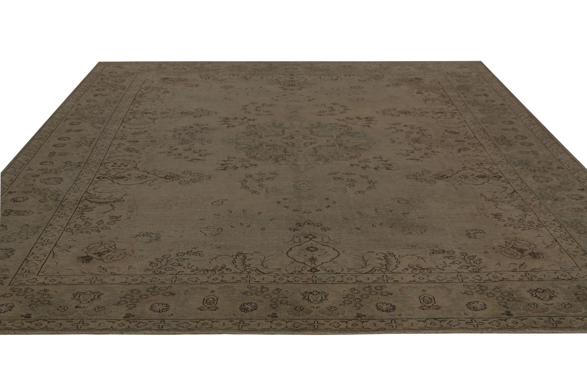 Entdecken Sie die Eleganz des persischen Täbris mit Teppichen um 1910. Dieses exklusive Design aus Wolle und Braun ist perfekt, um Ihren Raum zu verschönern.