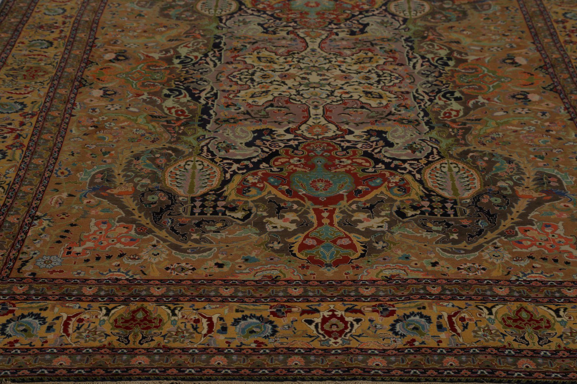 Scopri l'eleganza del Tabriz persiano con i tappeti d'area CIRCA del 1910. Progettato in lana e marrone, questo design esclusivo è perfetto per valorizzare il tuo spazio.