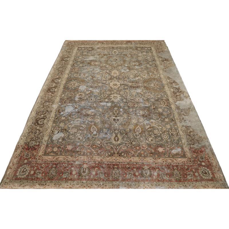 Scopri l'eleganza del Tabriz persiano con i tappeti d'area CIRCA del 1910. Progettato con lana e marrone-grigio-avorio, questo design esclusivo è perfetto per valorizzare il tuo spazio.