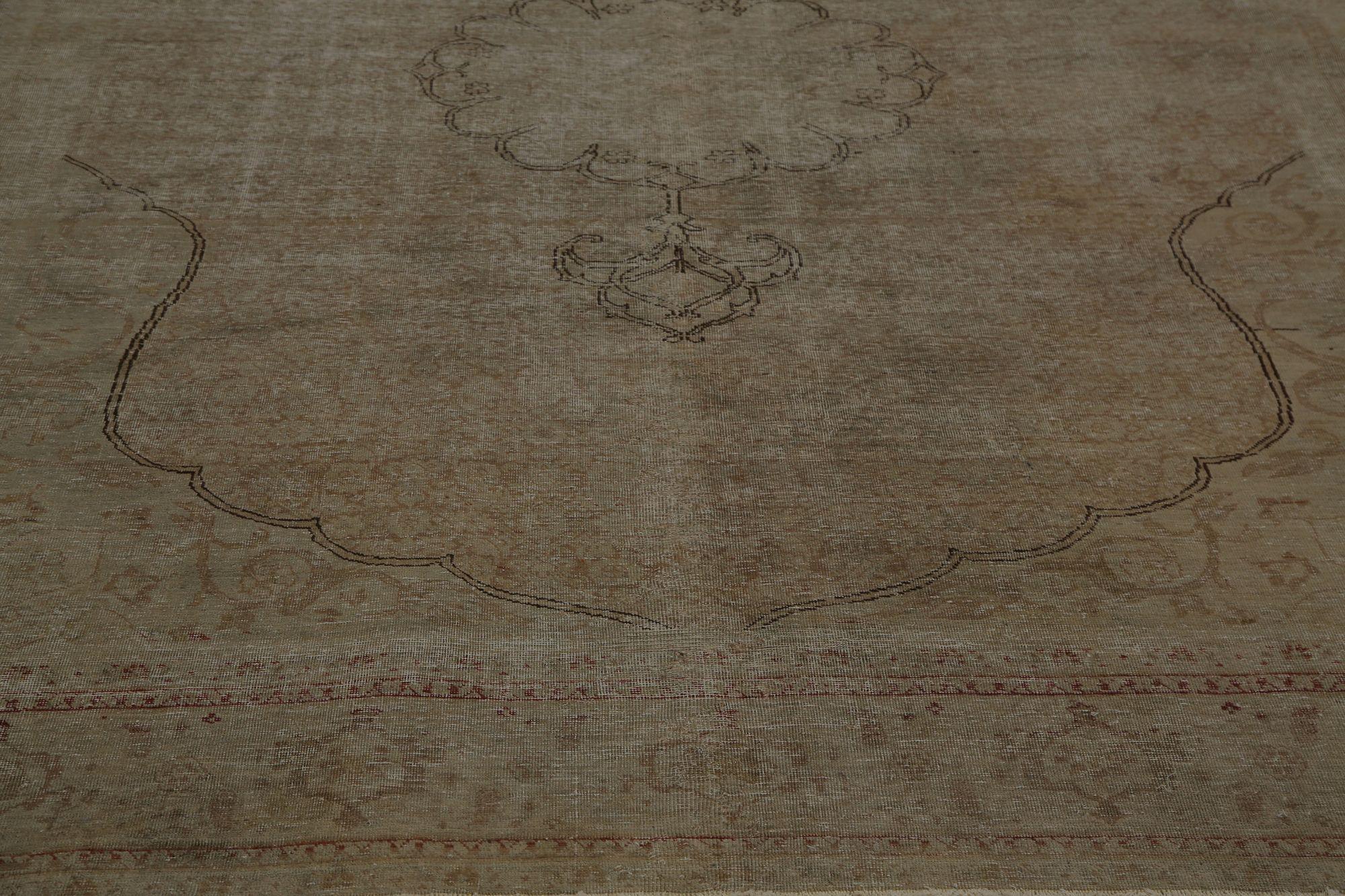 Scopri l'eleganza del Tabriz persiano con i tappeti d'area CIRCA del 1910. Progettato con lana e marrone-verde, questo design esclusivo è perfetto per valorizzare il tuo spazio.