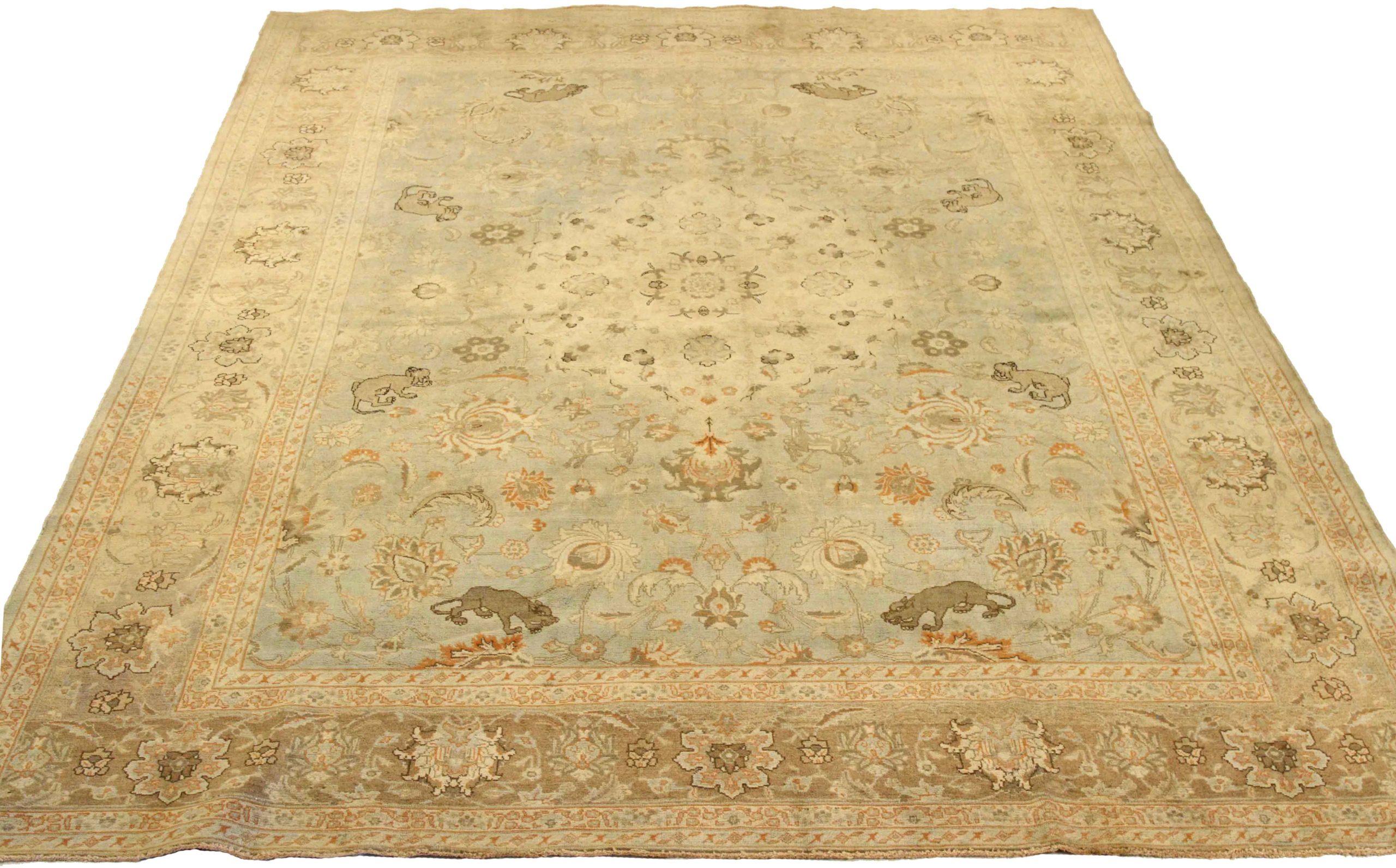 Scopri l'eleganza del Tabriz persiano con i tappeti d'area CIRCA del 1910. Progettato in lana e marrone-avorio, questo design esclusivo è perfetto per valorizzare il tuo spazio.