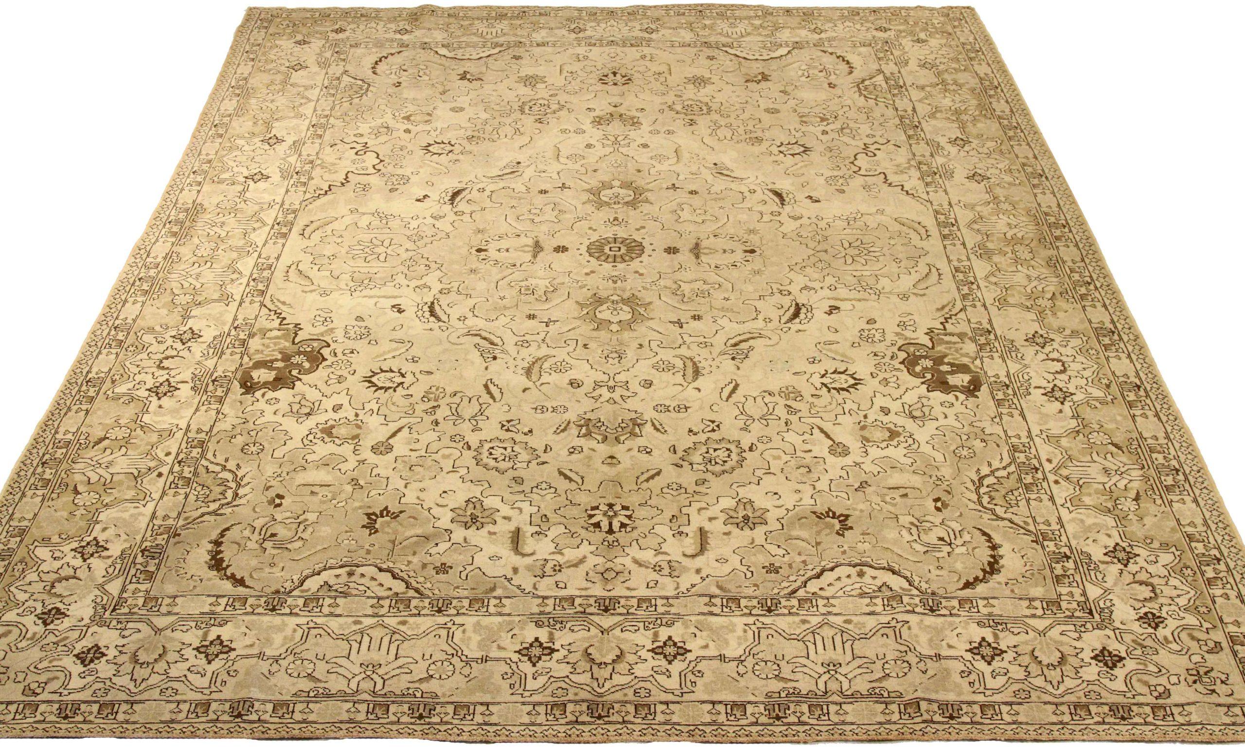 Entdecken Sie die Eleganz des persischen Täbris mit Teppichen um 1940. Dieses exklusive Design aus Wolle und Braun-Elfenbein ist perfekt, um Ihren Raum zu verschönern.