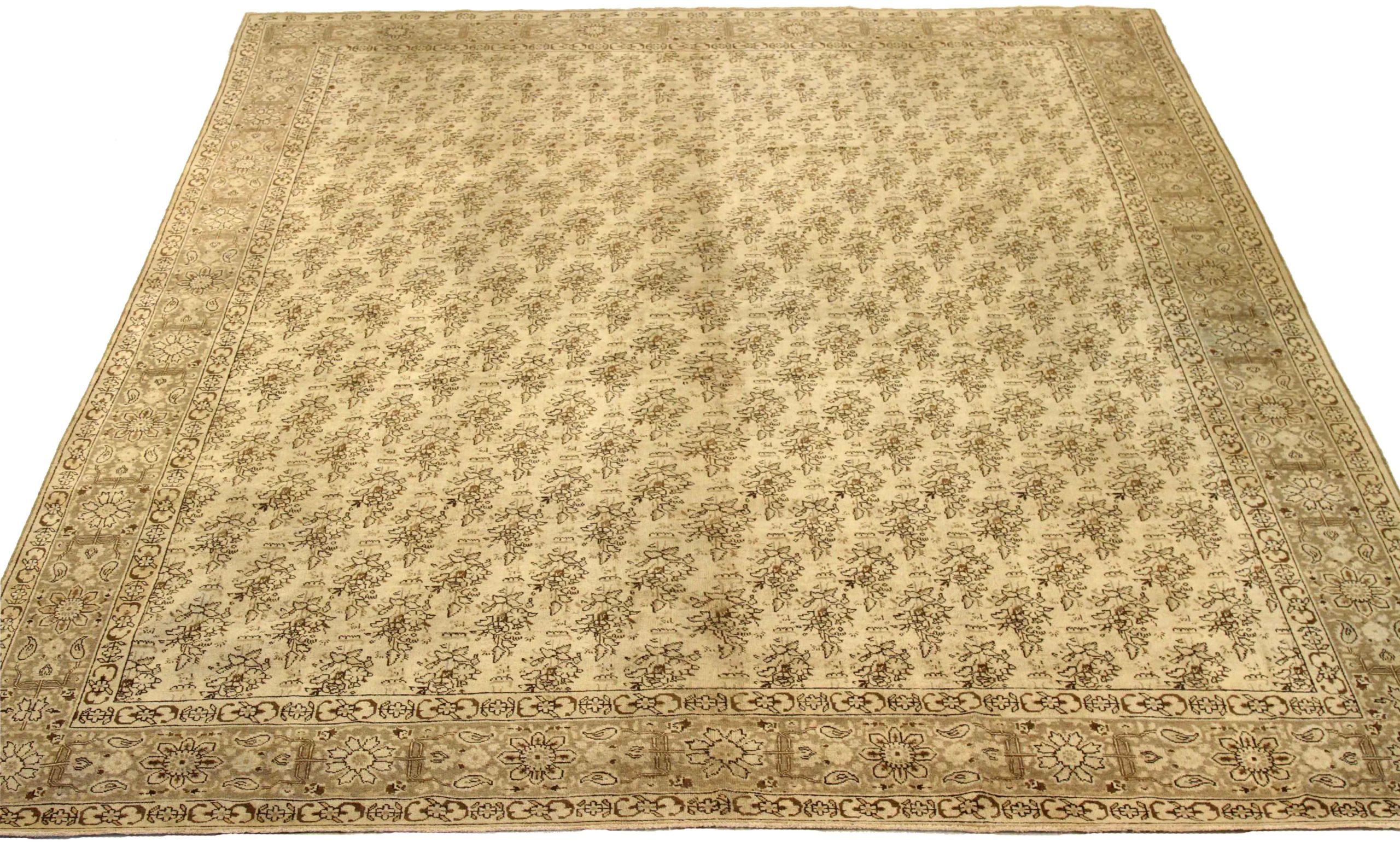 Scopri l'eleganza del Tabriz persiano con i tappeti d'area CIRCA del 1910. Progettato in lana e marrone-avorio, questo design esclusivo è perfetto per valorizzare il tuo spazio.