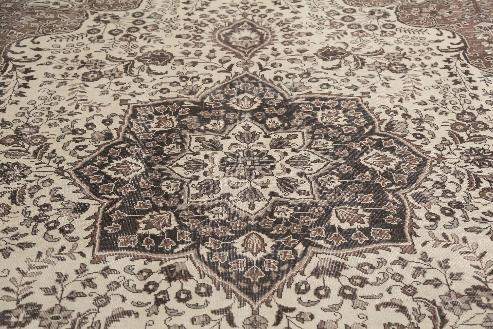 Scopri l'eleganza del Tabriz persiano con i tappeti d'area CIRCA del 1940. Progettato in lana e marrone-avorio, questo design esclusivo è perfetto per valorizzare il tuo spazio.
