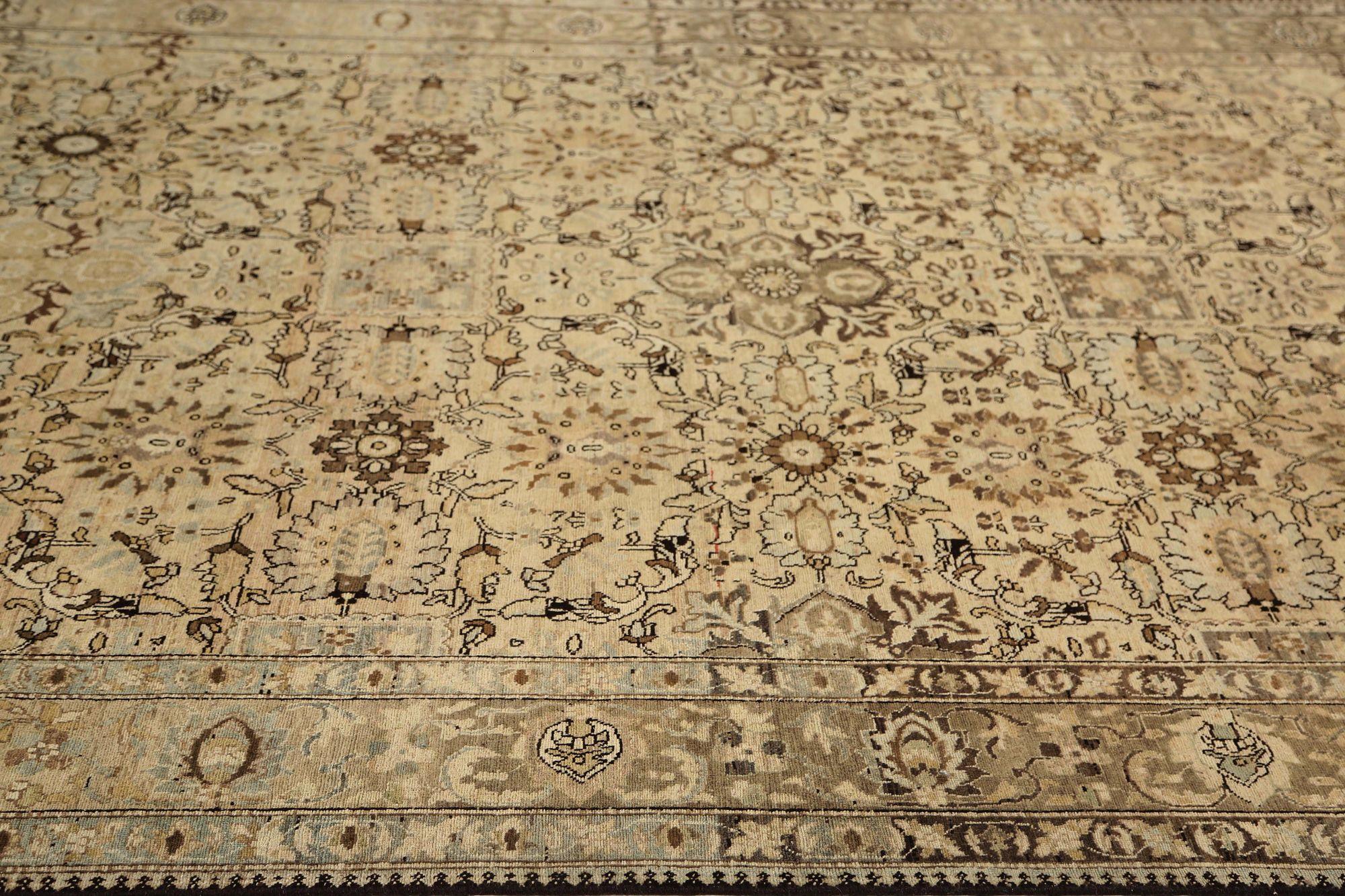 Scopri l'eleganza del Tabriz persiano con i tappeti d'area CIRCA del 1910. Progettato in lana e marrone-avorio, questo design esclusivo è perfetto per valorizzare il tuo spazio.