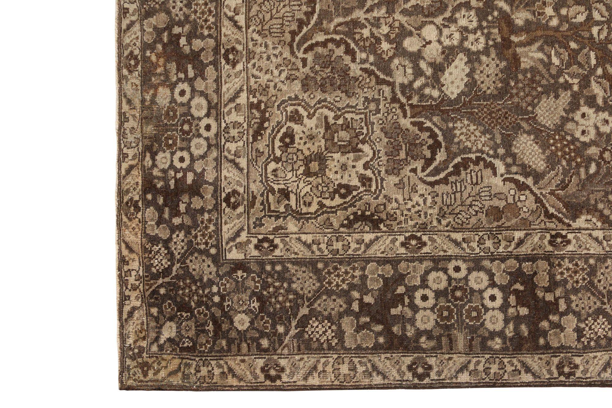 Scopri l'eleganza del Tabriz persiano con i tappeti d'area CIRCA del 1910. Progettato in lana e marrone-avorio, questo design esclusivo è perfetto per valorizzare il tuo spazio.