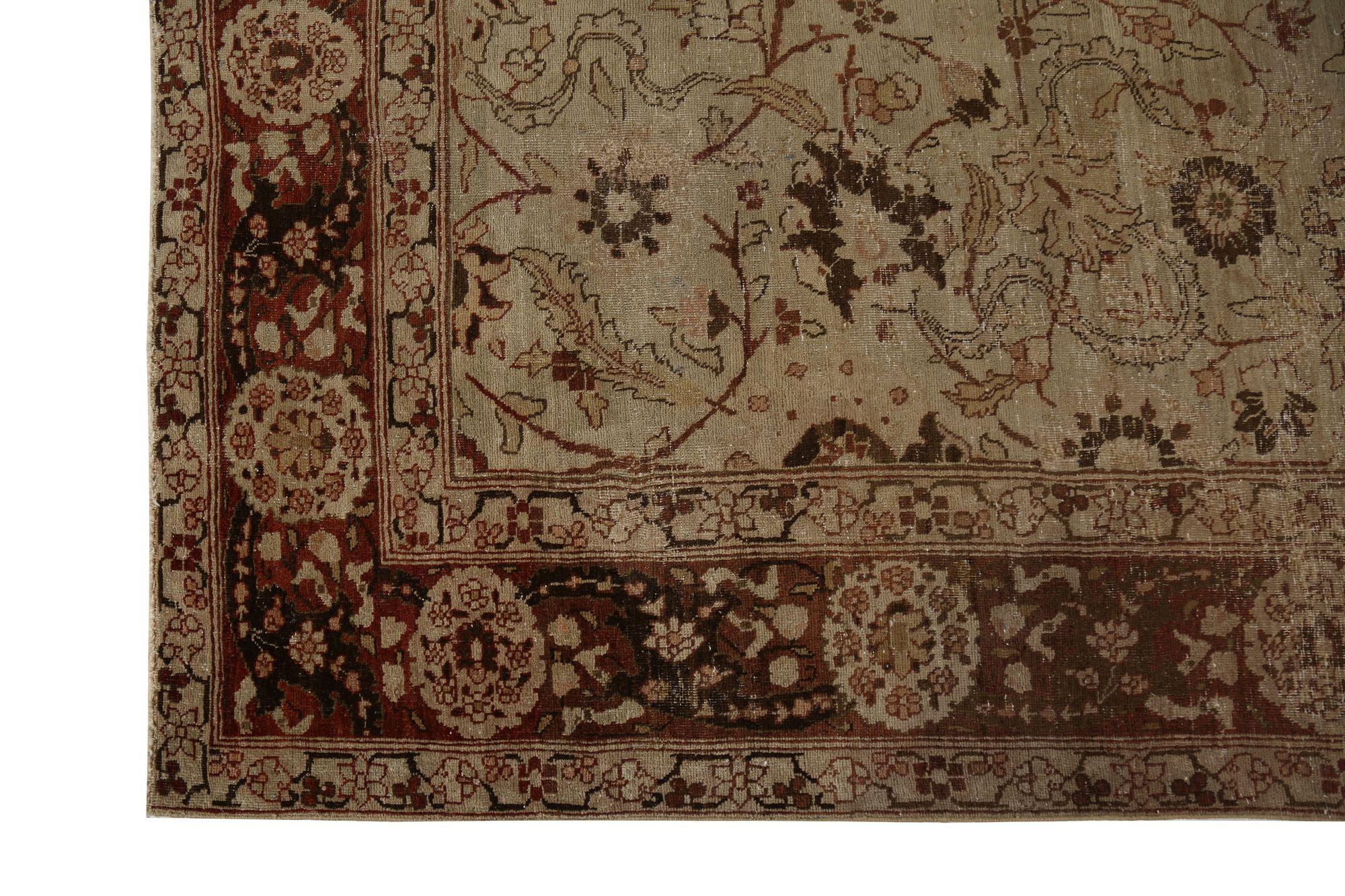 Entdecken Sie die Eleganz des persischen Täbris mit Teppichen um 1910. Dieses exklusive Design aus Wolle und BraunElfenbeinRotTaupe ist perfekt, um Ihren Raum zu verschönern.