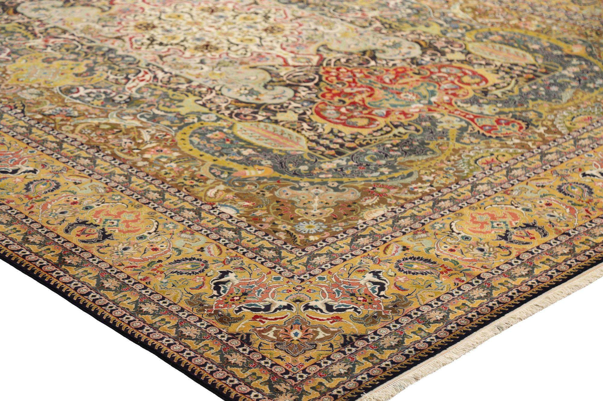 Scopri l'eleganza del Tabriz persiano con i tappeti d'area CIRCA del 1940. Progettato con lana e marrone-avorio-rosso-giallo, questo design esclusivo è perfetto per valorizzare il tuo spazio.