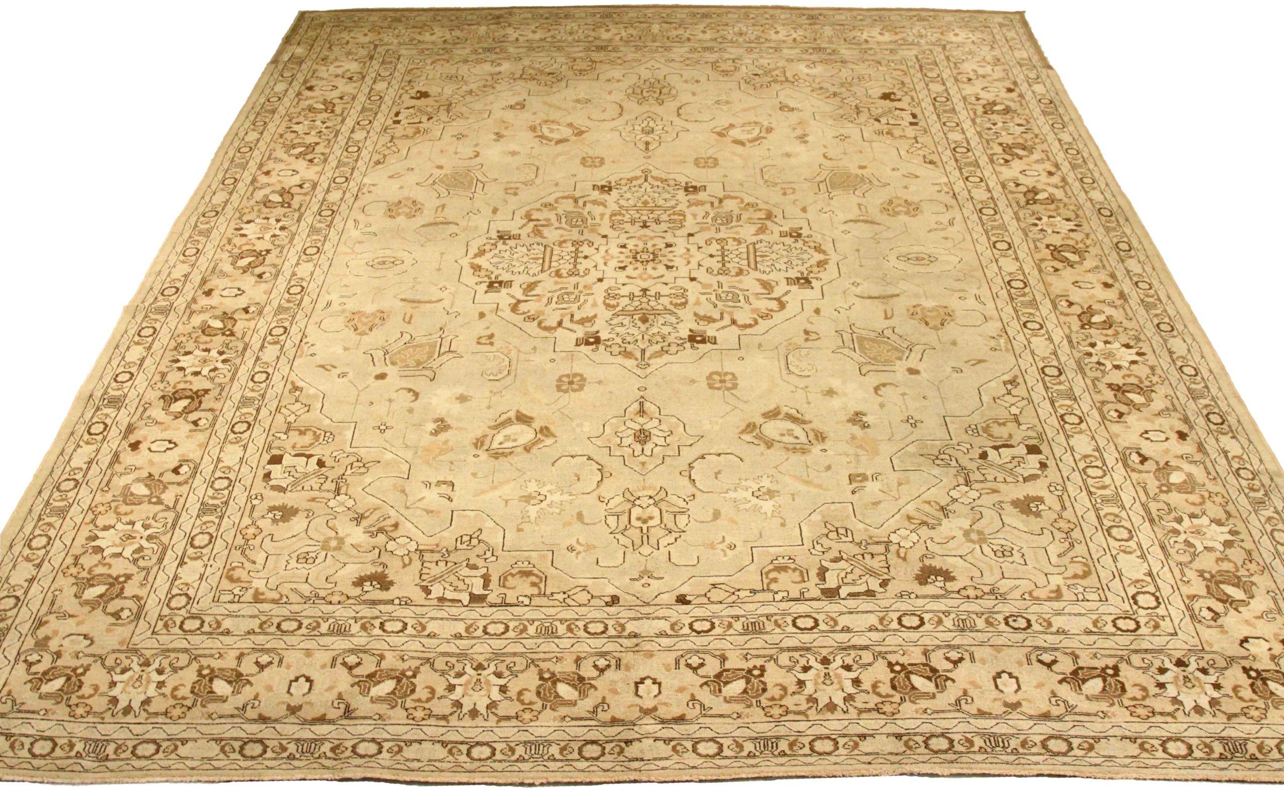 Scopri l'eleganza del Tabriz persiano con i tappeti d'area CIRCA del 1910. Progettato con lana e marrone-avorio-tortora, questo design esclusivo è perfetto per valorizzare il tuo spazio.