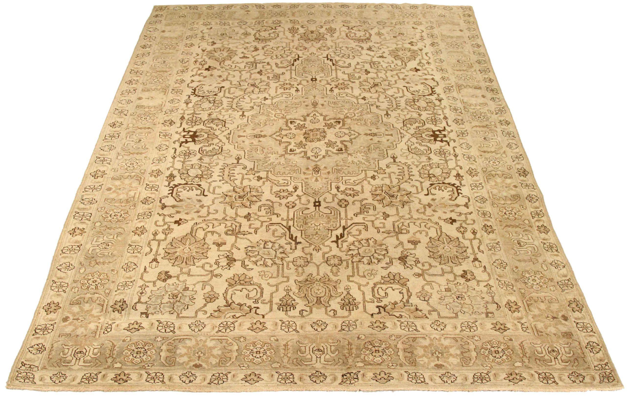 Entdecken Sie die Eleganz des persischen Täbris mit Teppichen um 1880. Dieses exklusive Design aus Wolle und Braun-Elfenbein-Taupe ist perfekt, um Ihren Raum zu verschönern.