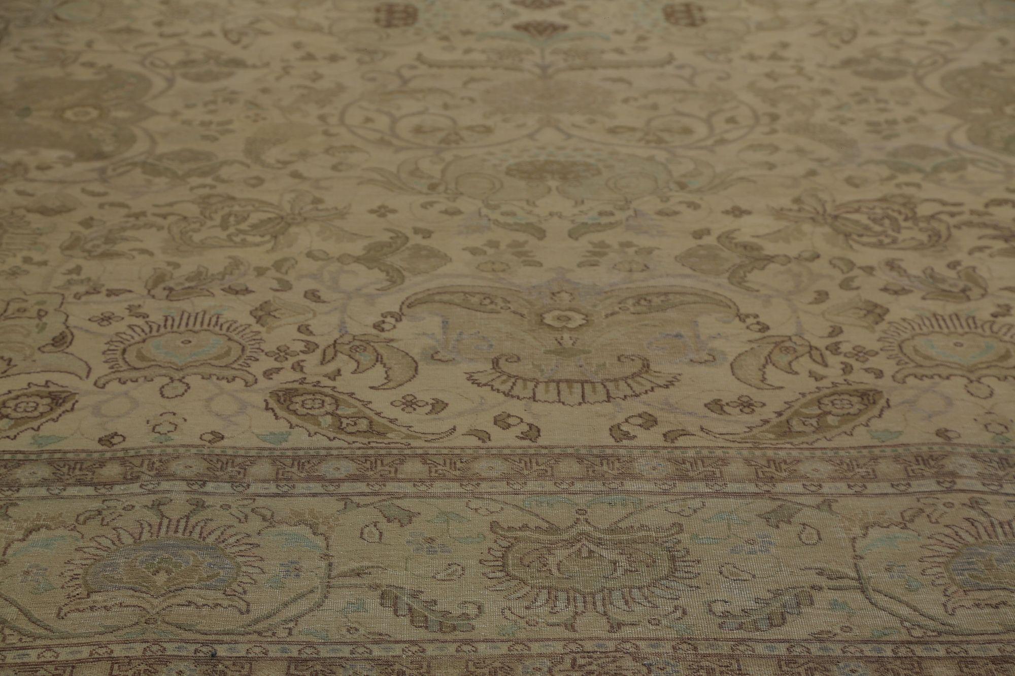 Entdecken Sie die Eleganz des persischen Täbris mit Teppichen um 1940. Dieses exklusive Design aus Wolle und Braun-Elfenbein-Taupe ist perfekt, um Ihren Raum zu verschönern.
