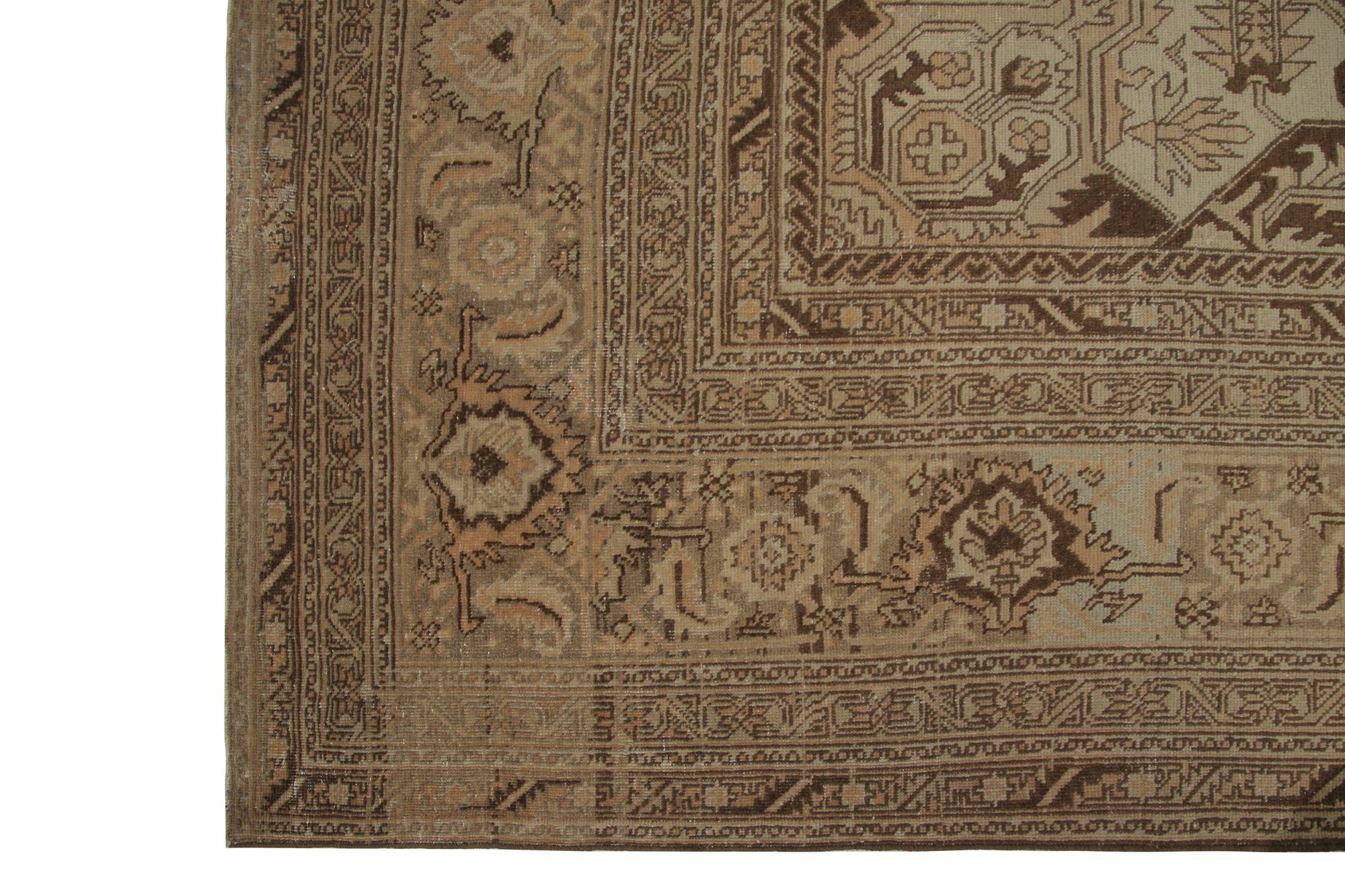 Entdecken Sie die Eleganz des persischen Täbris mit Teppichen um 1910. Dieses exklusive Design aus Wolle und Braun-Elfenbein-Taupe ist perfekt, um Ihren Raum zu verschönern.