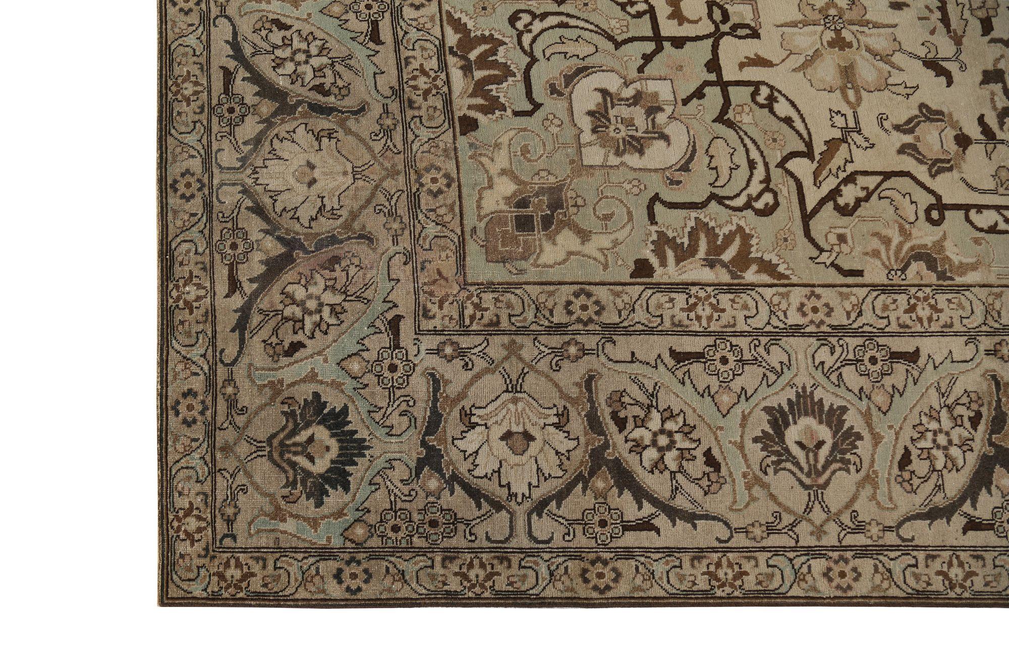Scopri l'eleganza del Tabriz persiano con i tappeti d'area CIRCA del 1970. Progettato con lana e marrone-avorio-tortora, questo design esclusivo è perfetto per valorizzare il tuo spazio.