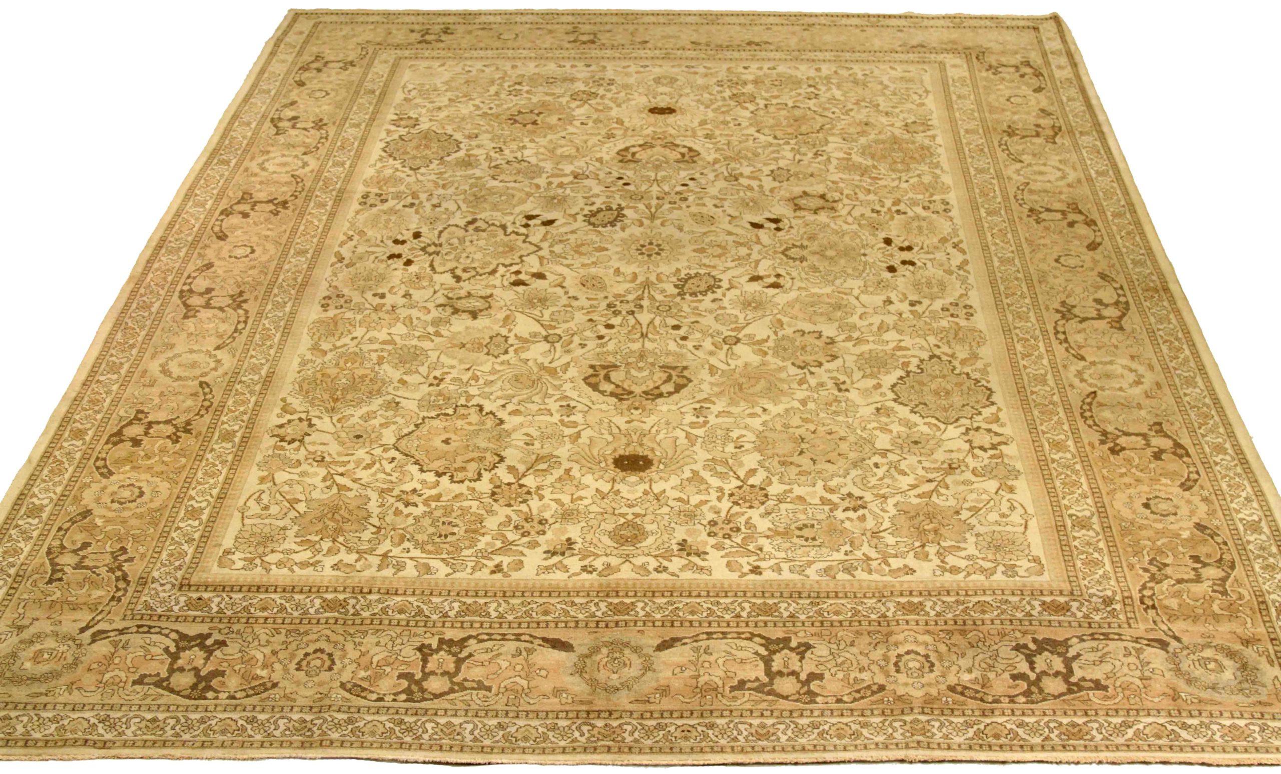 Découvrez l'élégance des tapis persans Tabriz de Circa 1910. Conçu avec de la laine et du jaune brun-ivoire, ce design exclusif est parfait pour mettre en valeur votre espace.
