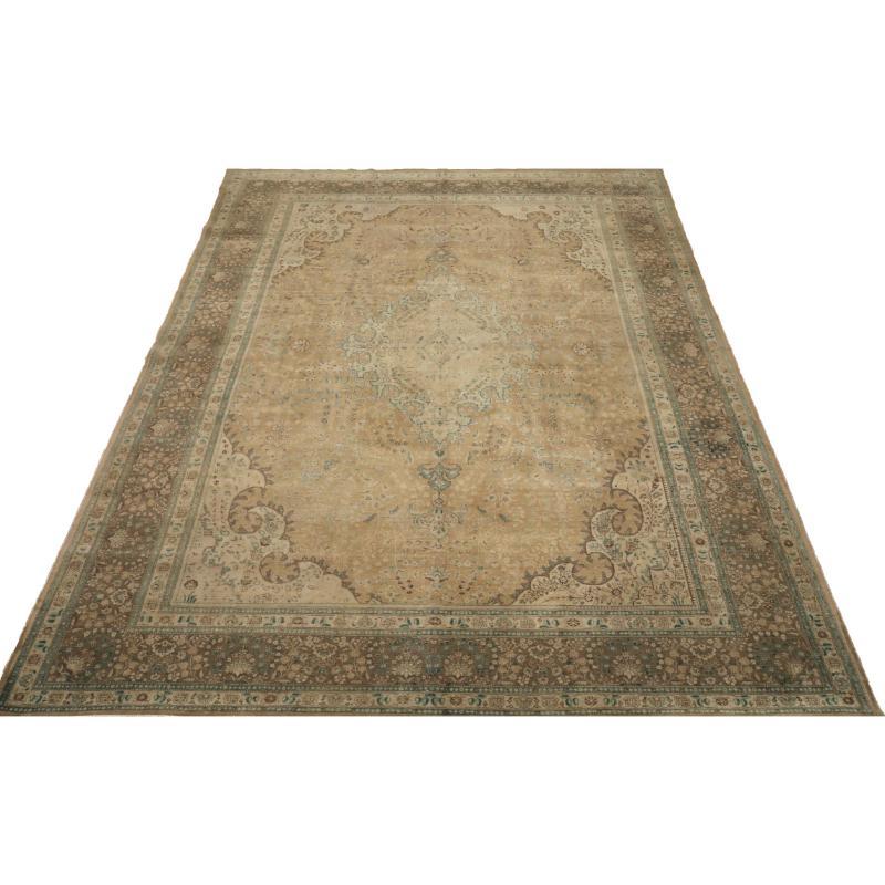 Scopri l'eleganza del Tabriz persiano con i tappeti d'area CIRCA del 1910. Progettato con lana e giallo marrone-avorio, questo design esclusivo è perfetto per valorizzare il tuo spazio.