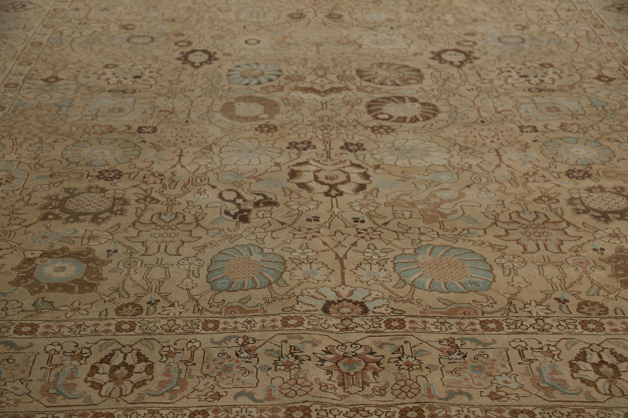 Scopri l'eleganza del Tabriz persiano con i tappeti d'area CIRCA del 1880. Progettato con Lana e Marrone-Taupe, questo design esclusivo è perfetto per valorizzare il tuo spazio.