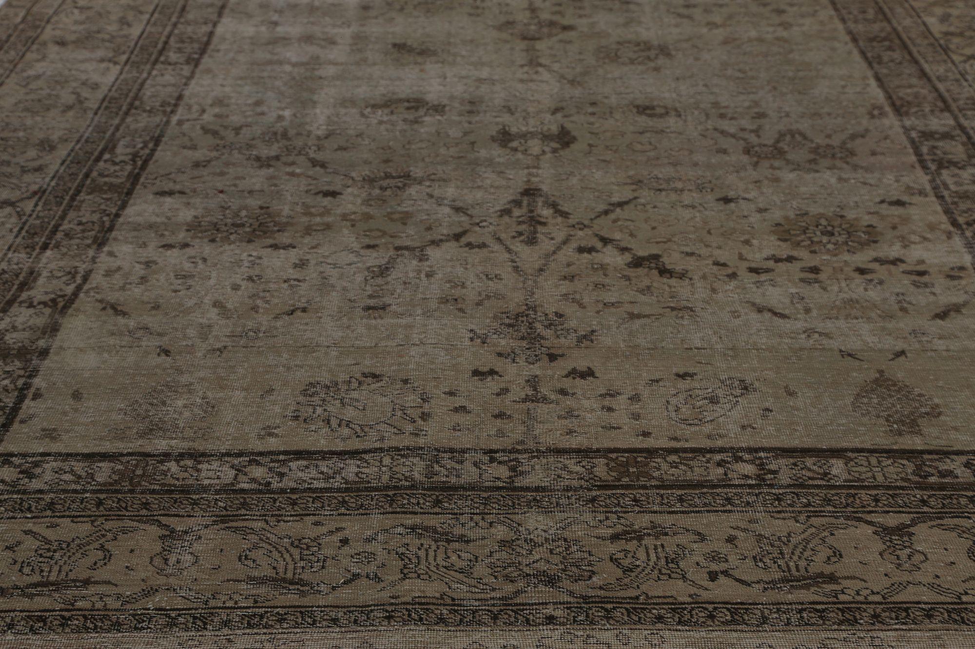 Scopri l'eleganza del Tabriz persiano con i tappeti d'area CIRCA del 1880. Progettato con Lana e Marrone-Taupe, questo design esclusivo è perfetto per valorizzare il tuo spazio.